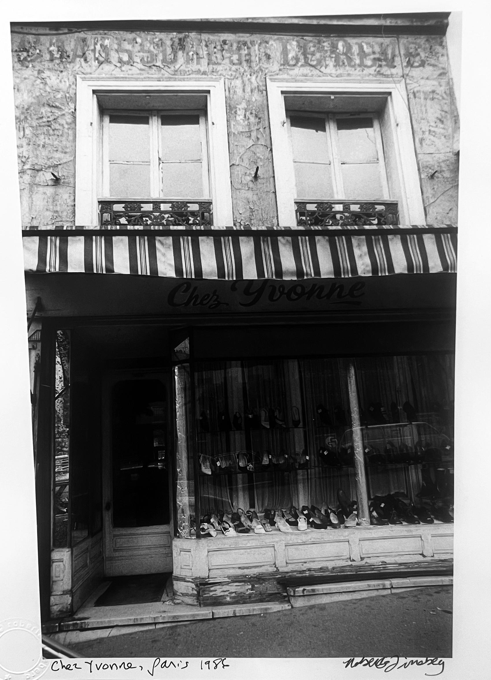 Ein auf Film aufgenommenes Schwarz-Weiß-Bild der Architektur und des Schaufensters eines Schuhgeschäfts in einem alten Pariser Viertel zog Roberta Fineberg an, die sich von den vergessenen und sehr französischen Orten im Paris der 1980er Jahre