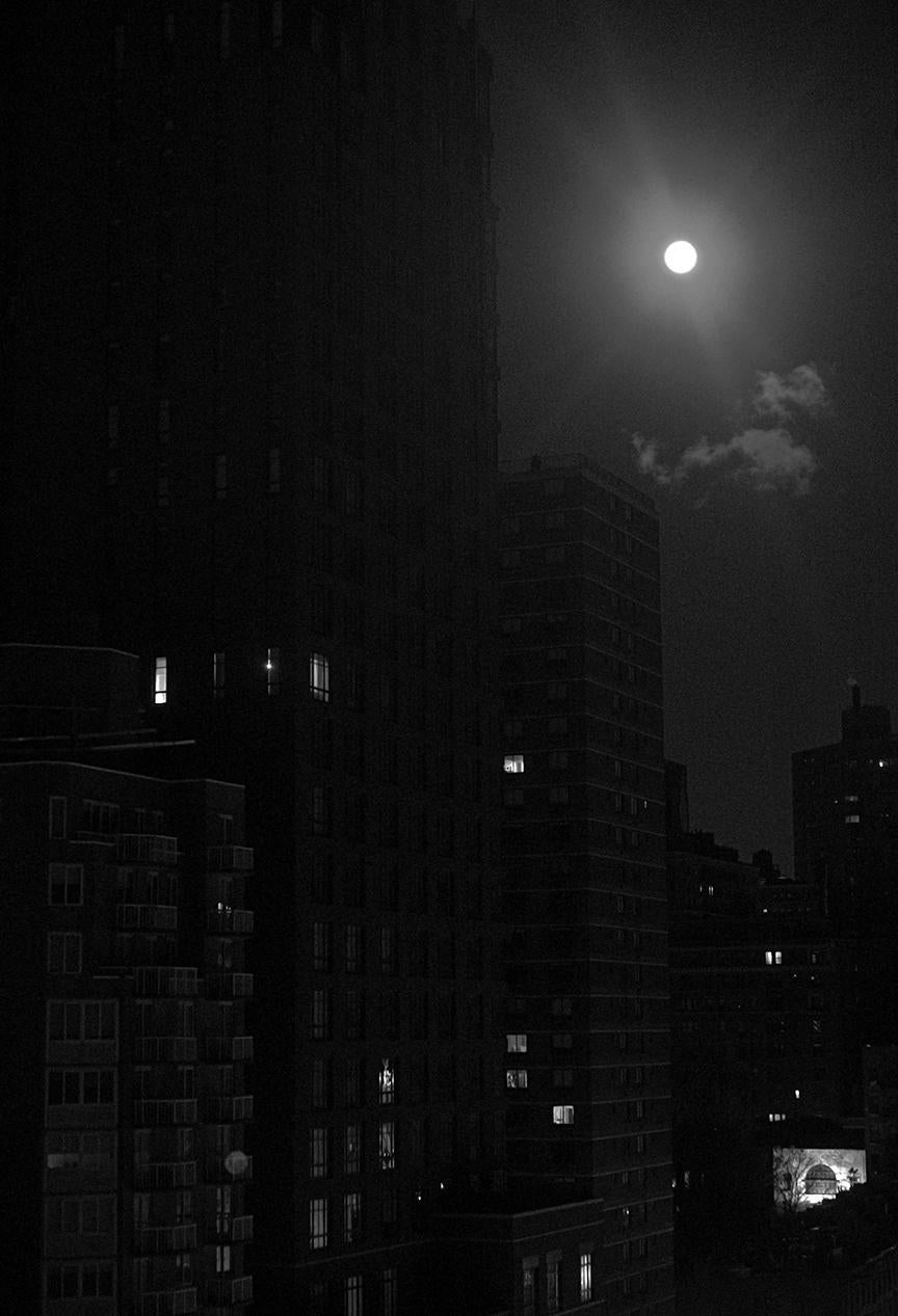 Snow Moon and Cloud, New York City, Photographie nocturne contemporaine - Noir Landscape Photograph par Roberta Fineberg