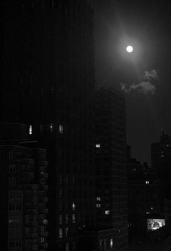 Luna e nuvole di neve, New York City, Fotografia notturna contemporanea
