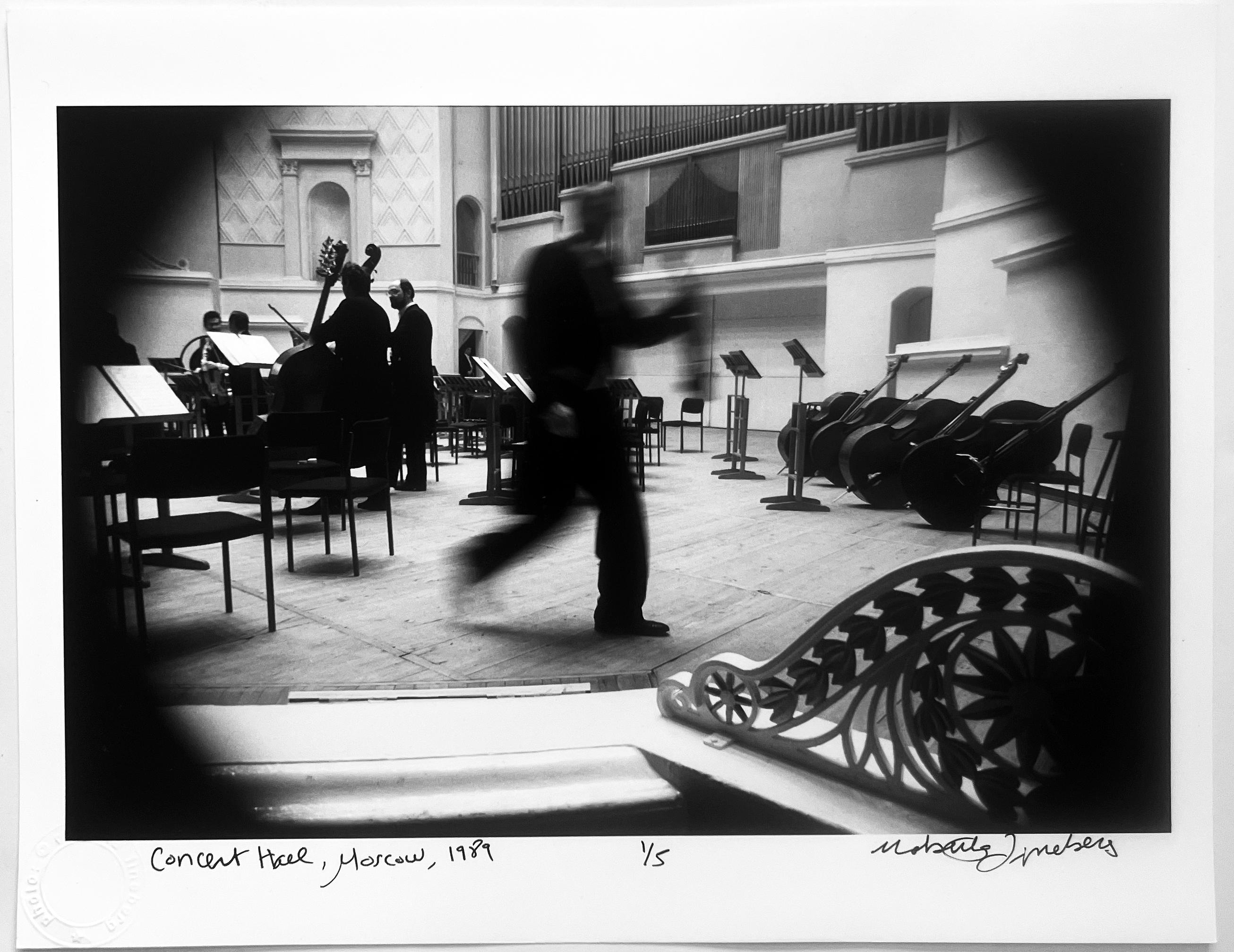 Concert Hall, Moskau, Russland, Schwarz-Weiß-Fotografie während Glasnost – Photograph von Roberta Fineberg
