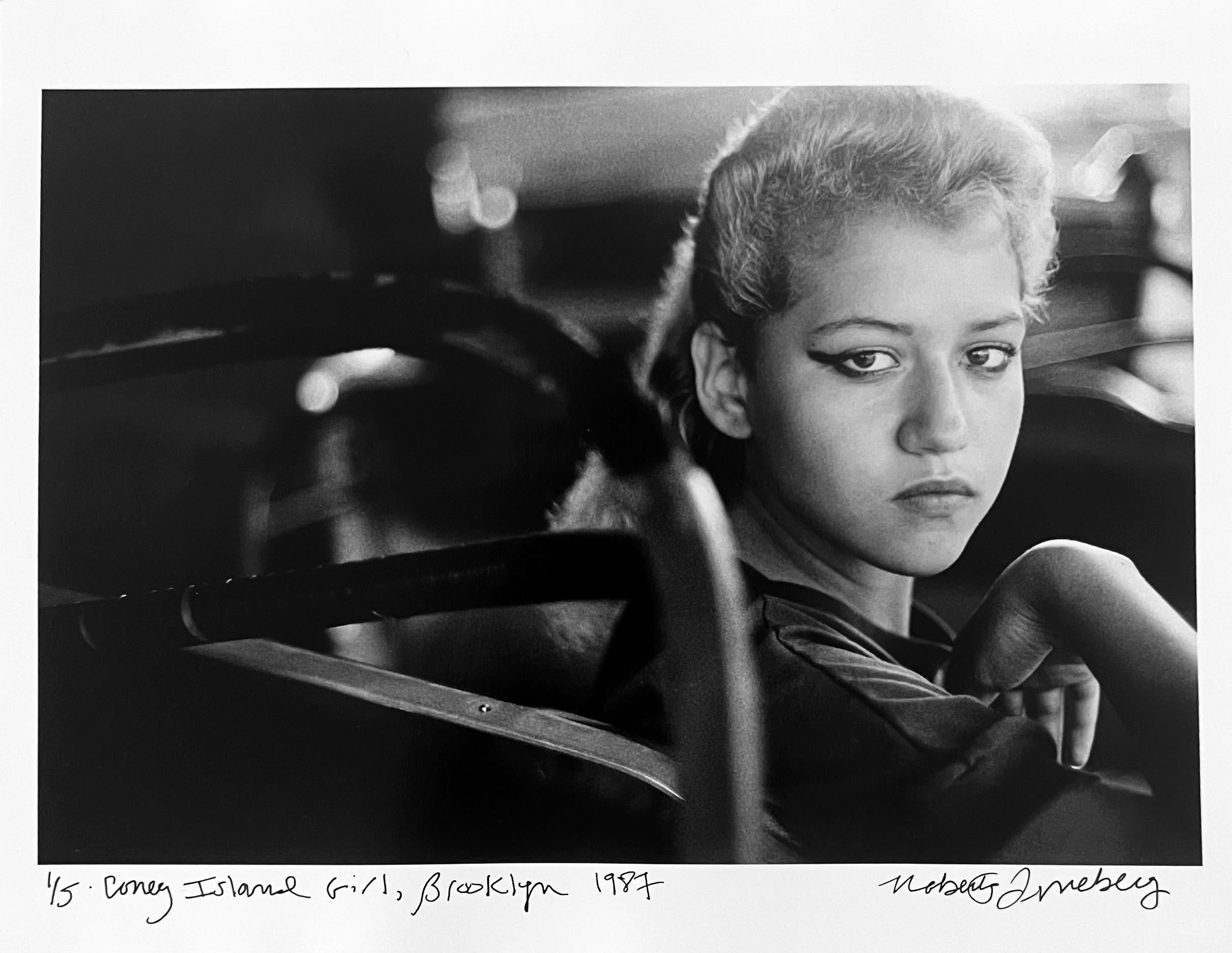 Roberta Fineberg Black and White Photograph – Coney Island Girl, Schwarz-Weiß- Street-Fotografie Brooklyn, New York 1980er Jahre