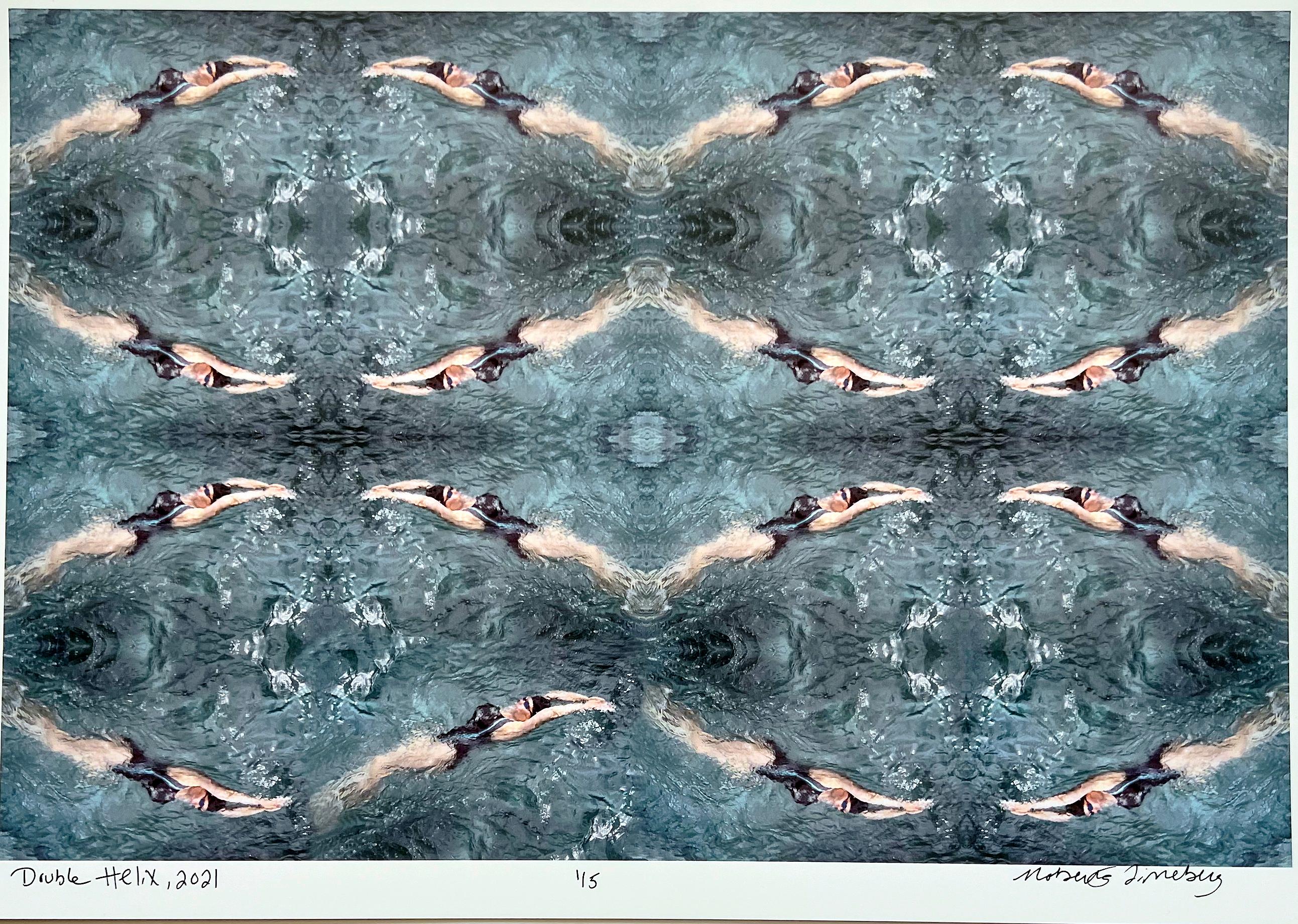 Doppelter Helix, Swimmer, zeitgenössische Kunstfotografie, gerahmt (Zeitgenössisch), Photograph, von Roberta Fineberg