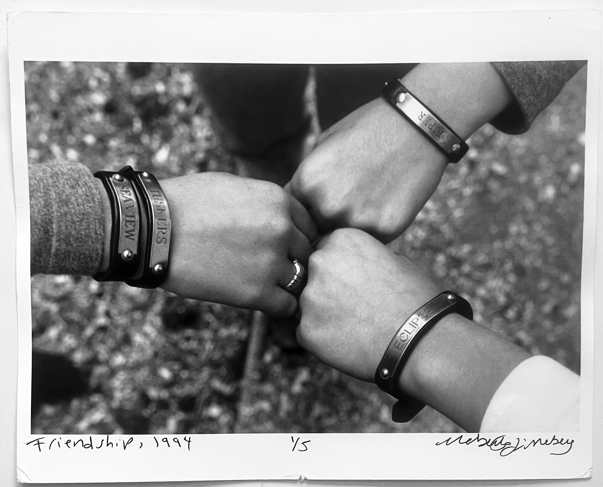 Roberta Fineberg Black and White Photograph – Freundlichkeit, Schwarz-Weiß-Fotografie junger Reiter, New York City