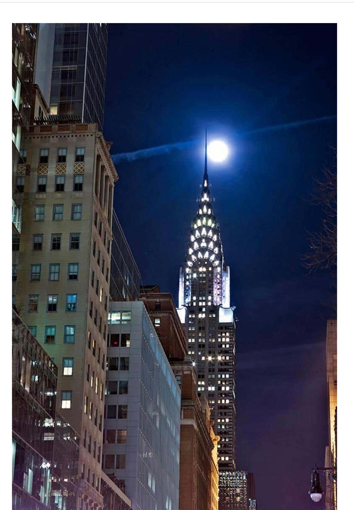 Full Moon, Chrysler Building, New York City, 2012 von Roberta Fineberg ist ein signierter Archivpigmentdruck im Format 24" x 18" in einer Auflage von 5 Exemplaren und 2 Künstlerabzügen (a/p I, a/p II). Das zeitgenössische Farbfoto wurde in der 42.