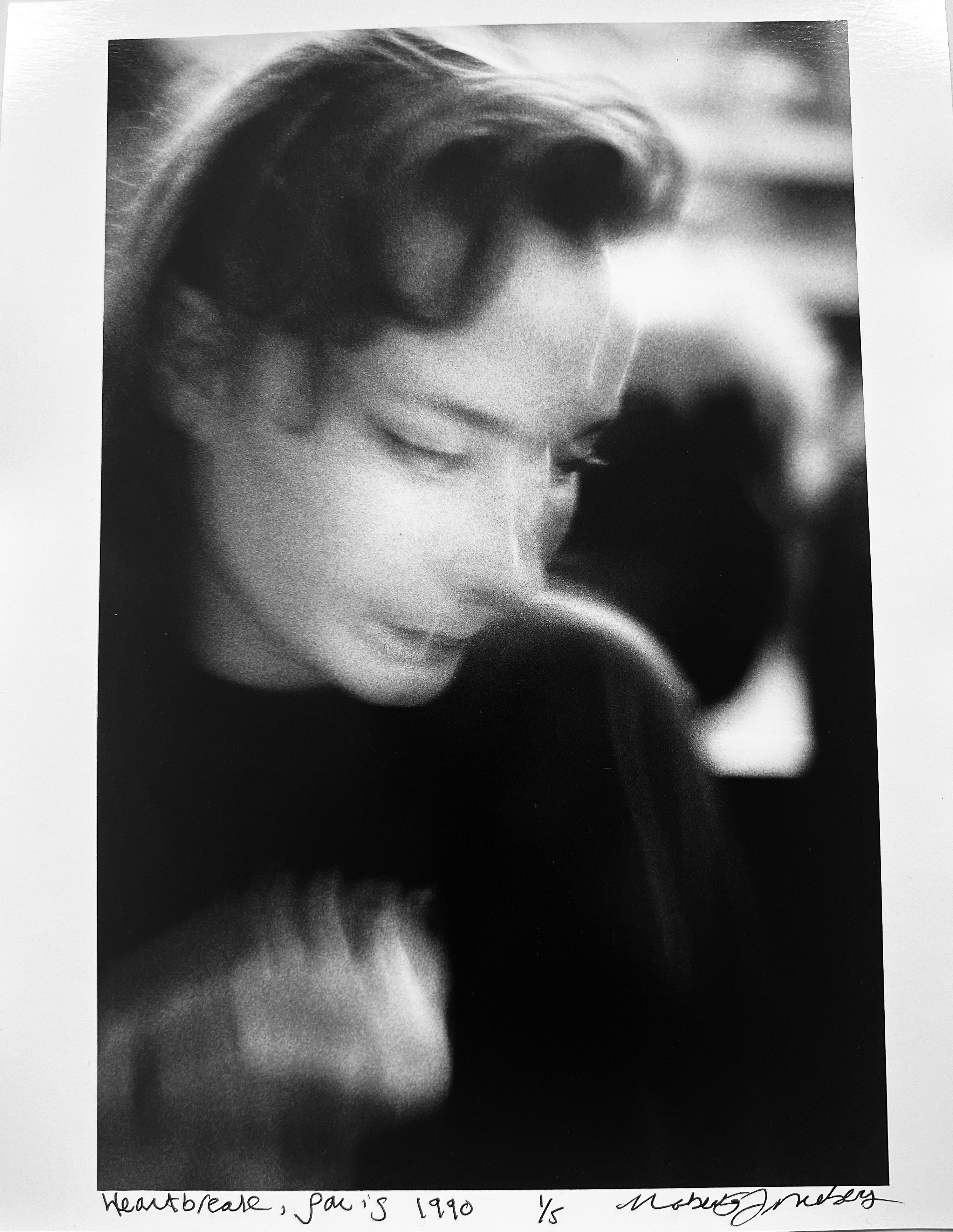 Heartbreak, Schwarz-Weiß-Figurative Fotografie der 1990er Jahre in Paris, Frankreich – Photograph von Roberta Fineberg