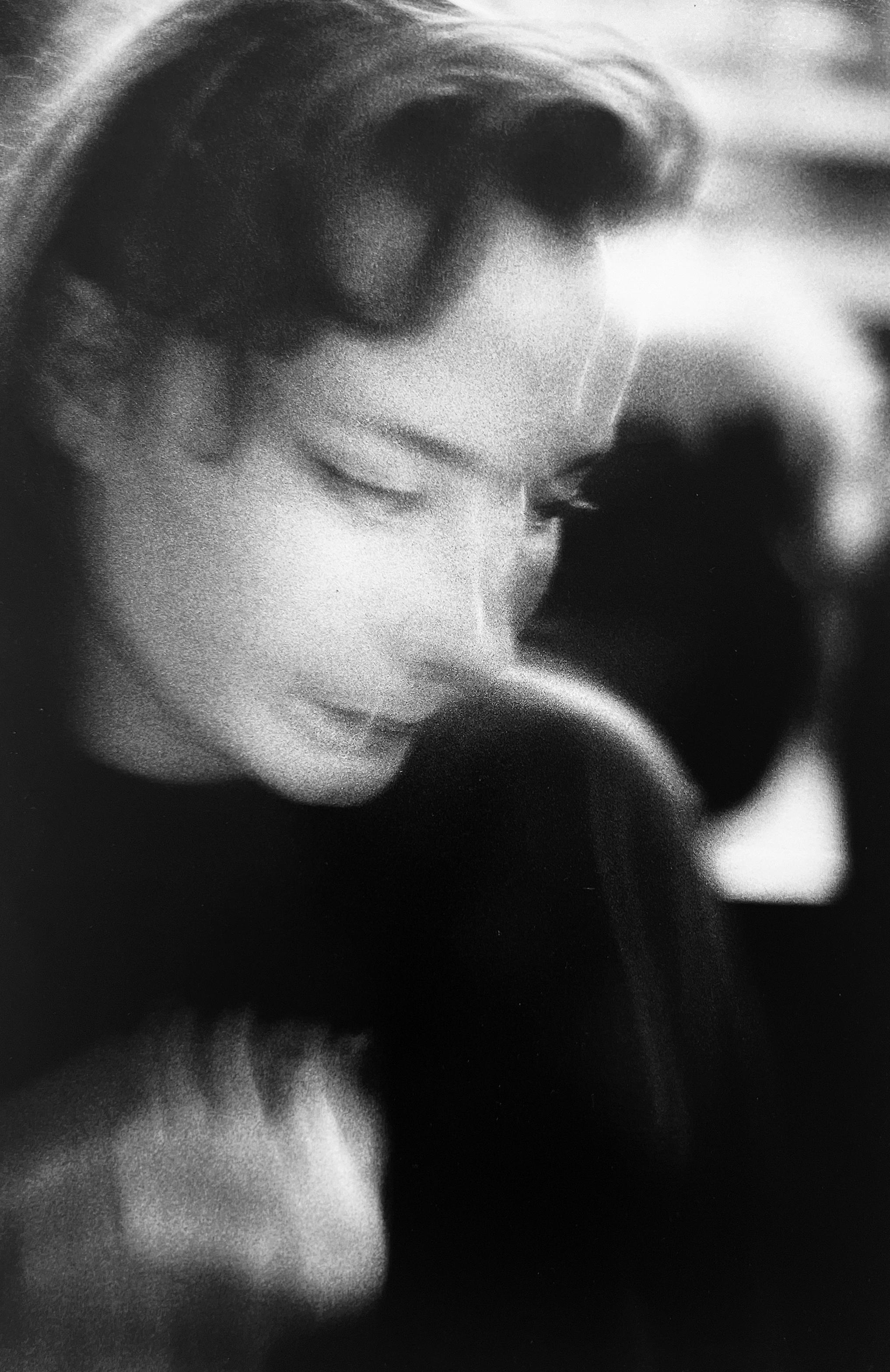 Heartbreak, Schwarz-Weiß-Figurative Fotografie der 1990er Jahre in Paris, Frankreich (Zeitgenössisch), Photograph, von Roberta Fineberg