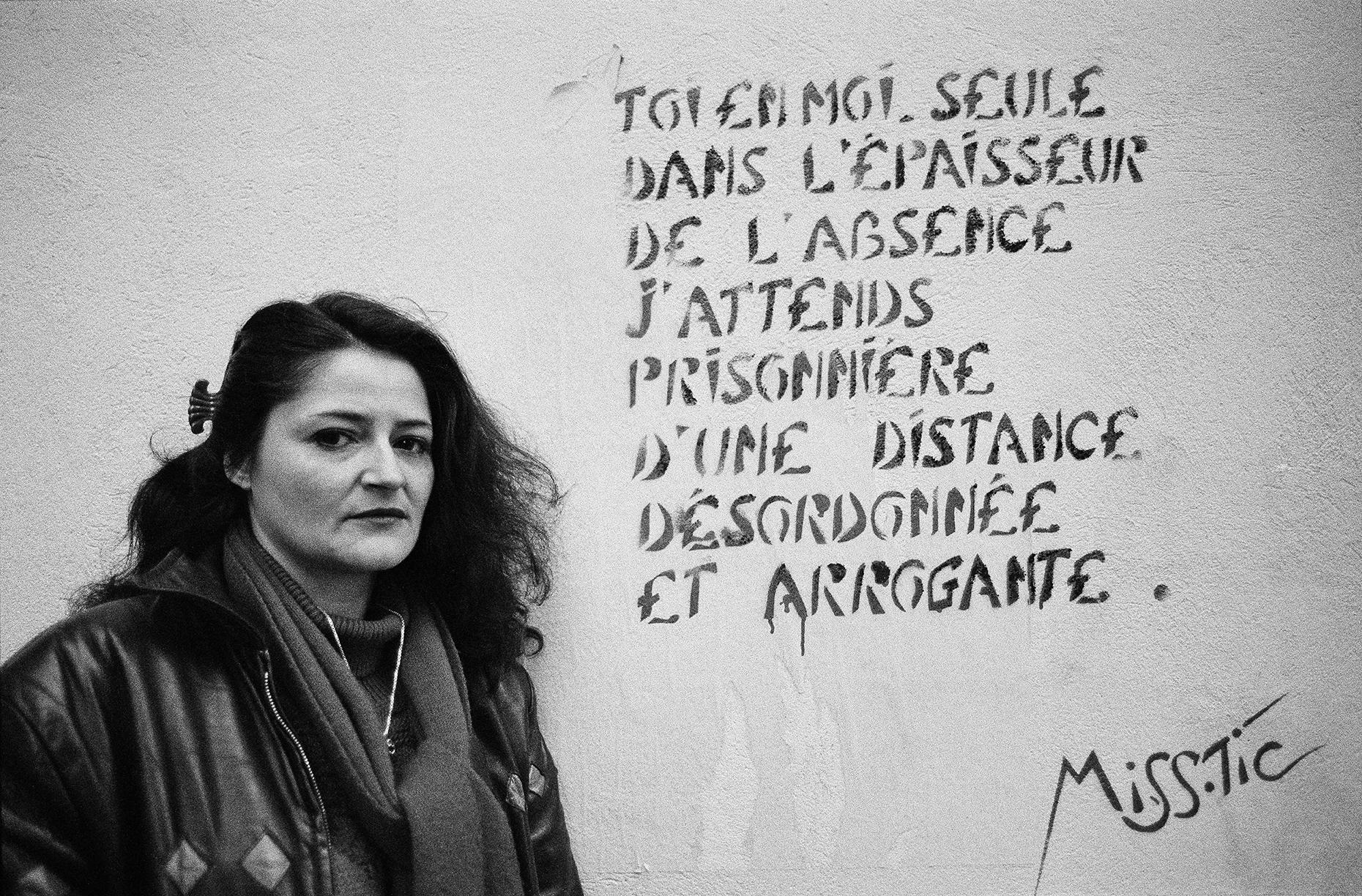 Paris, Frankreich, Miss Tic, französische Künstlerin, Schwarz-Weiß-Porträtfotografie – Photograph von Roberta Fineberg