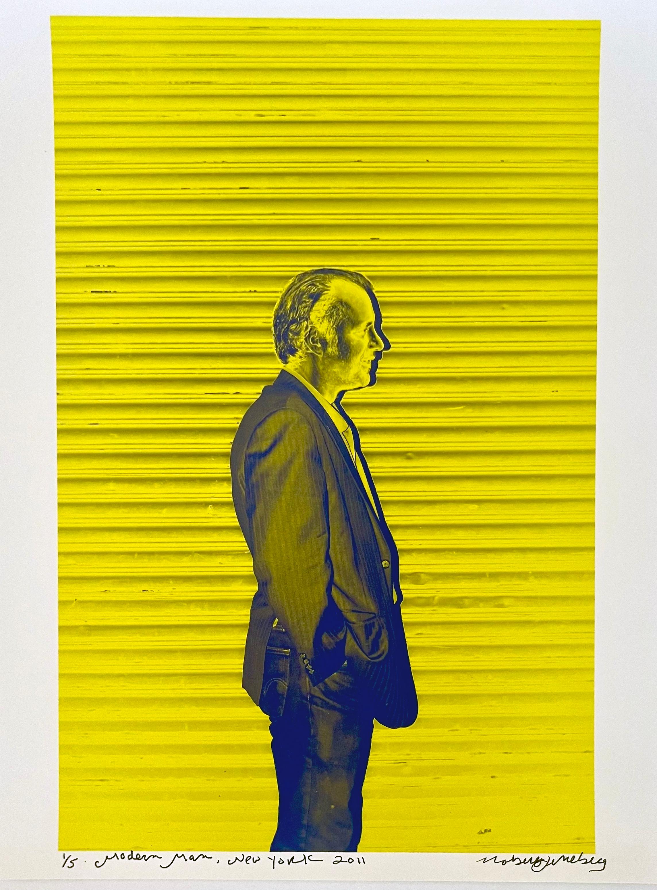 Das neongelbe Pop-Art-Fotoporträt "Modern Man" von Roberta Fineberg wurde in den Straßen von East Harlem, New York, aufgenommen. 

Modern Man, 2011 von Roberta Fineberg ist ein 14" x 11" großer C-Print. Der Fotograf datierte, betitelte und signierte