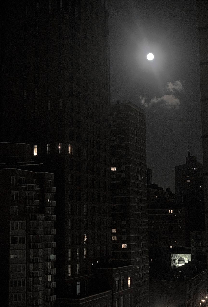 Snow Moon and Cloud, New York City, Photographie nocturne contemporaine en vente 2
