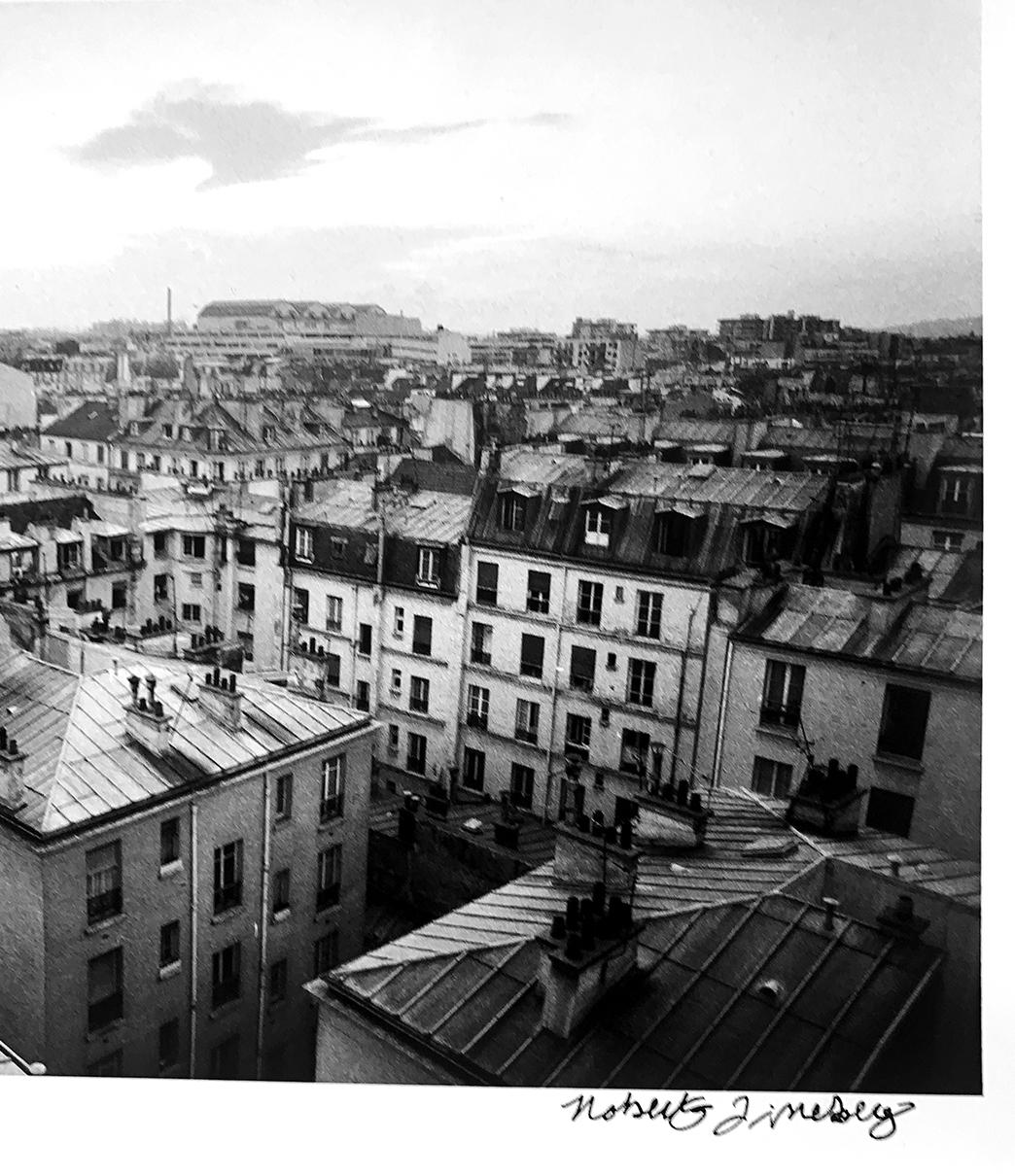 Paris, Frankreich, Klassische Schwarz-Weiß-Fotografie, Dächer von Roberta Fineberg im Angebot 4