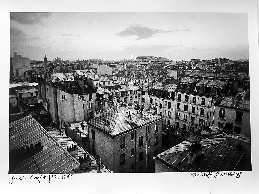 Die Dächer von Paris, Frankreich von Roberta Fineberg, Klassische Schwarz-Weiß-Fotografie im Angebot 1