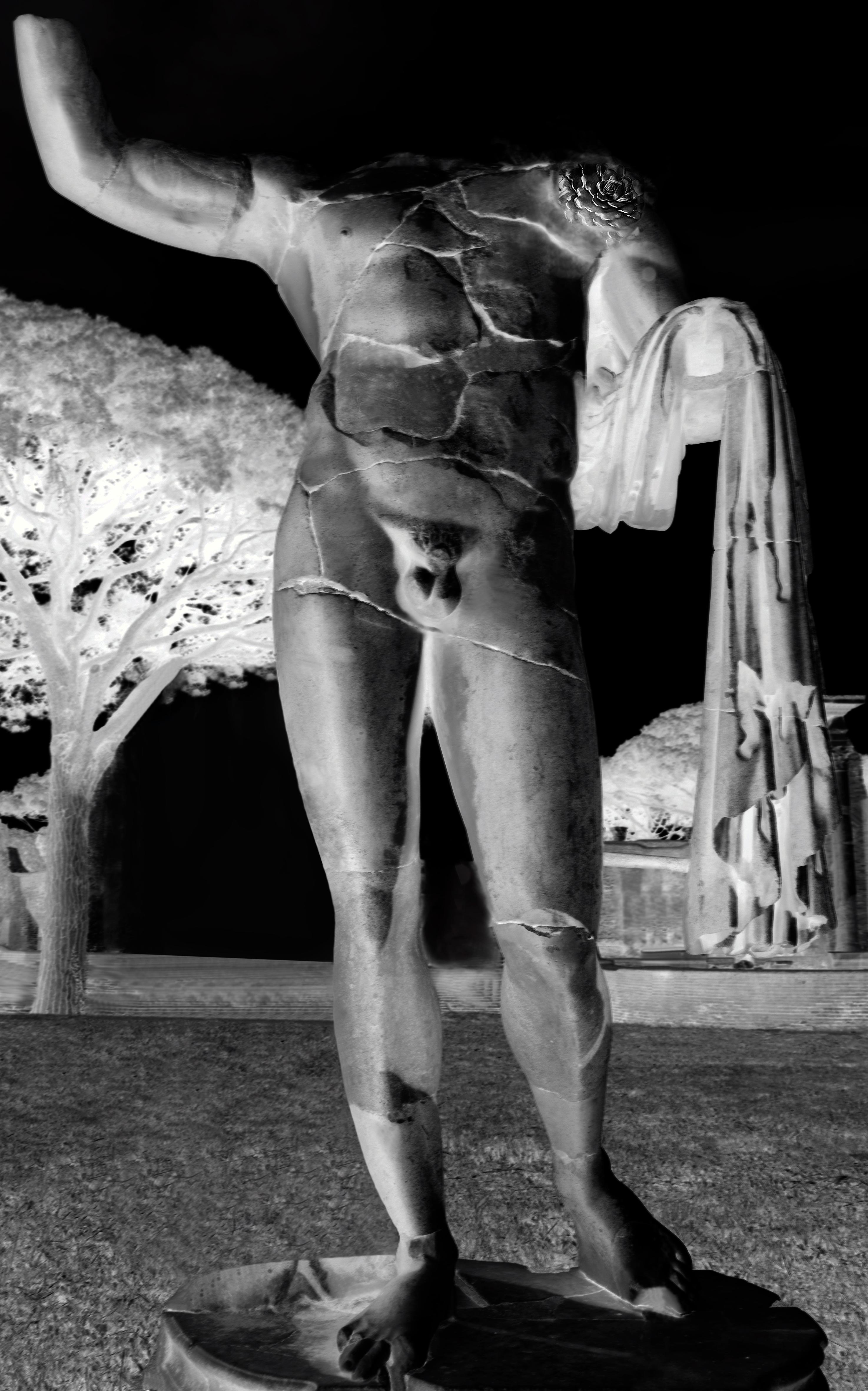 Fragments II, Rome, Italie 2019 de Roberta Fineberg a été réalisée à Ostia Antica, le Vieux Port de Rome et  site archéologique actuel en Italie. L'image représente une statue symétrique, quoique 