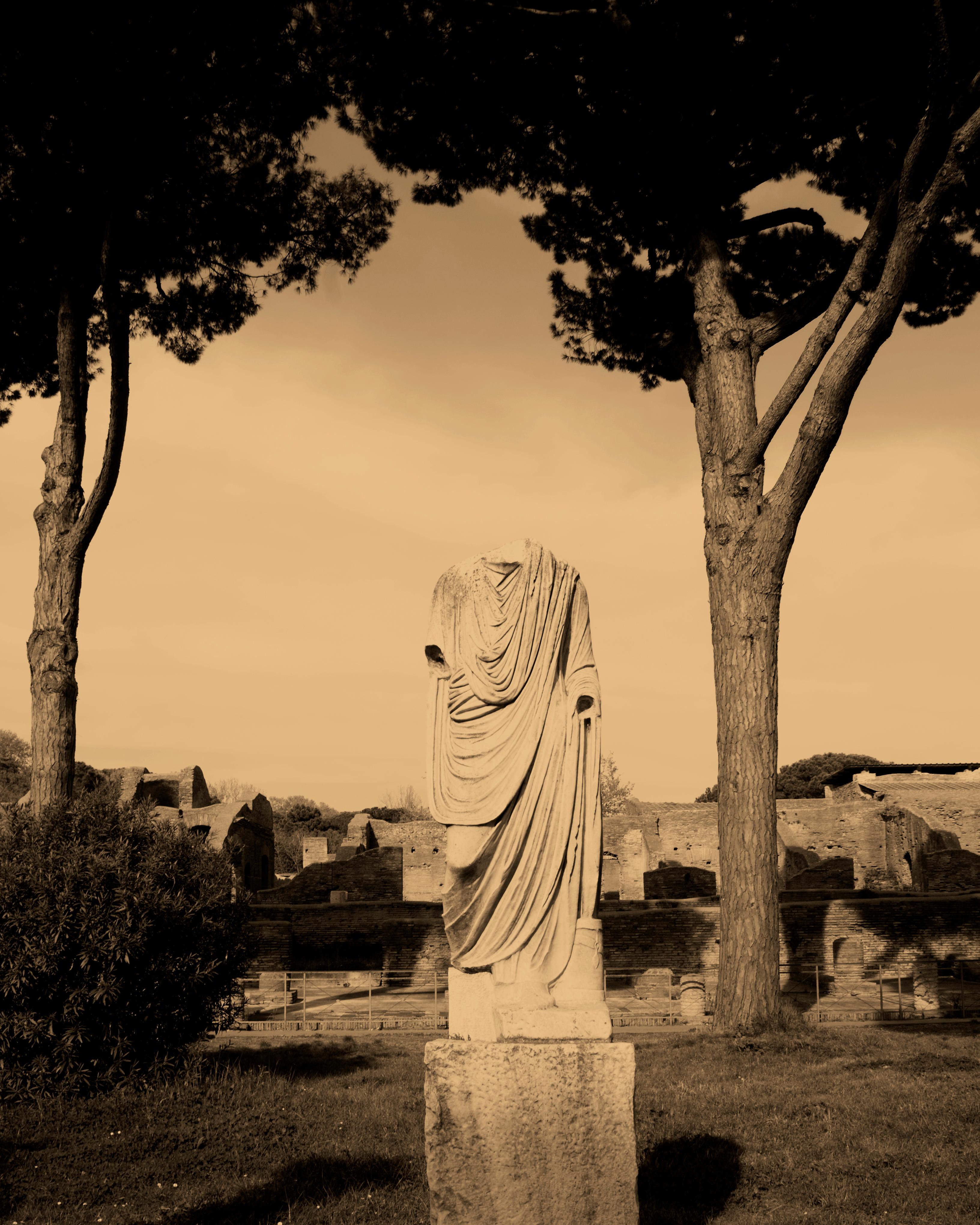 Römischer Gott(dess) II, Rom, Italien, Große Contemporary Photograph of Antiquities (Schwarz), Landscape Photograph, von Roberta Fineberg