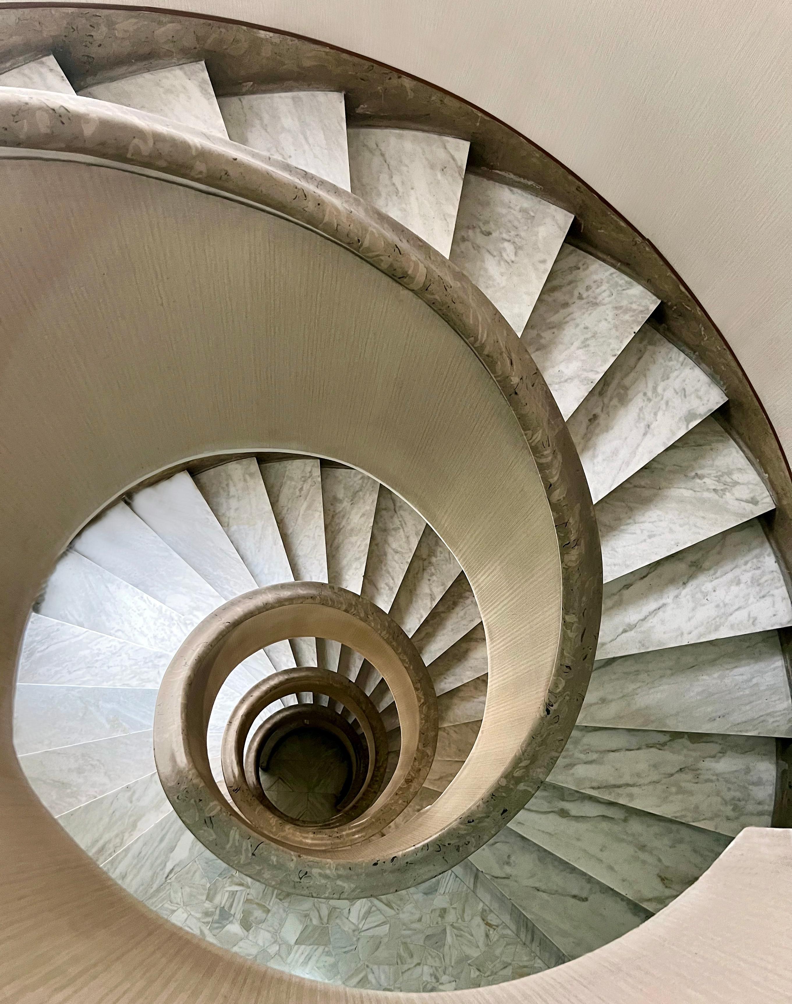 Rome, Italie, escalier romain, photographie contemporaine, beiges - Photograph de Roberta Fineberg