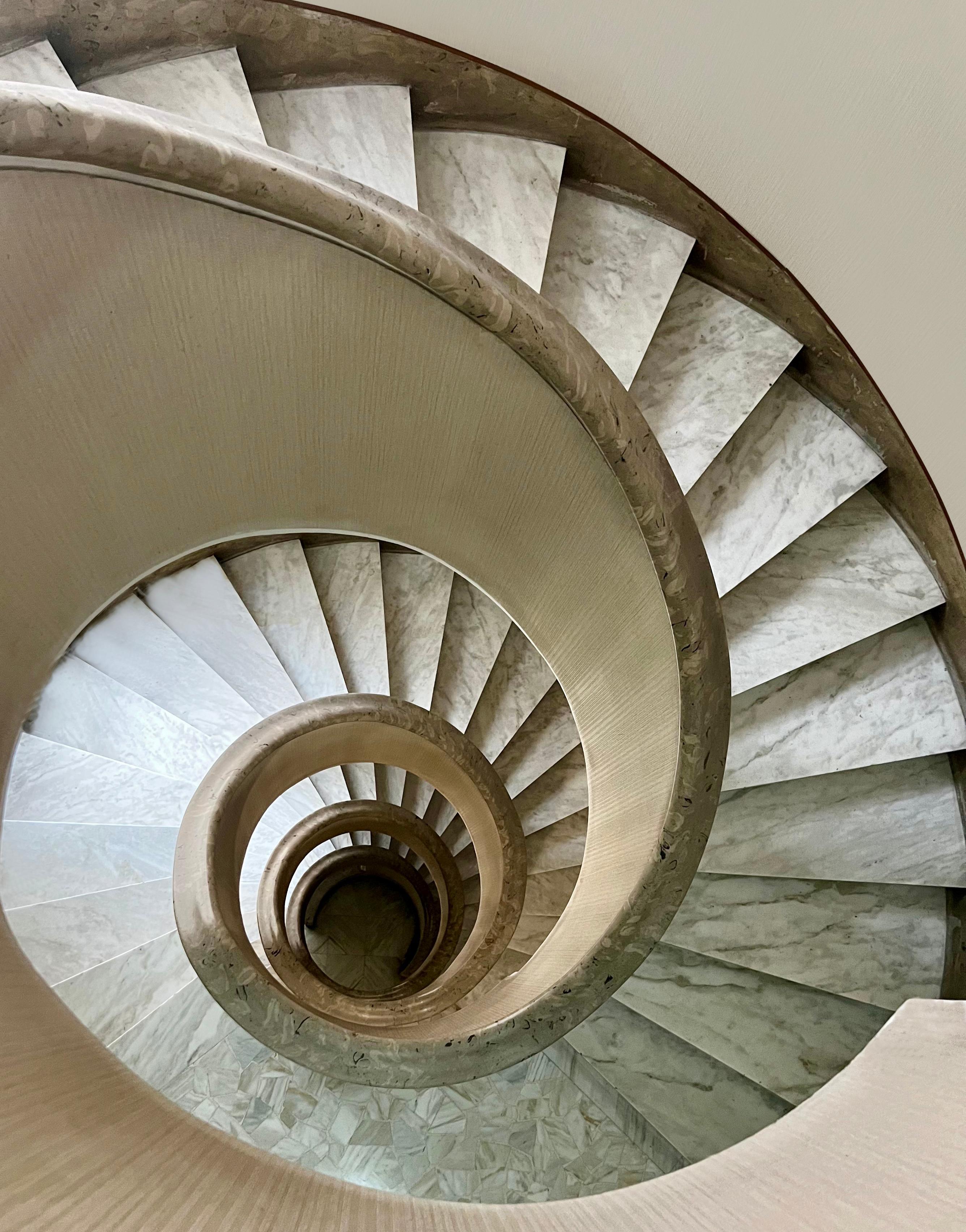 Rome, Italie, escalier romain, photographie contemporaine, beiges - Marron Color Photograph par Roberta Fineberg