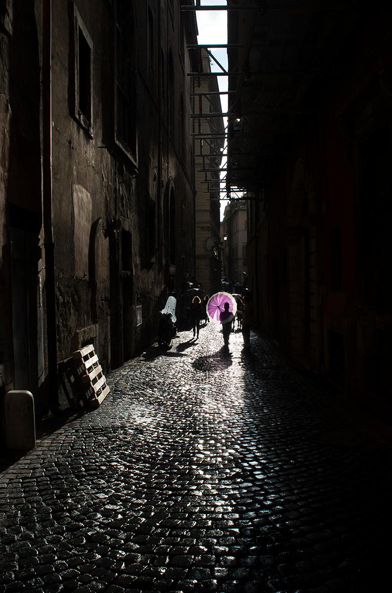 Römischer Sonnenschauer, Rom, Zeitgenössische Farbfotografie von Italien – Photograph von Roberta Fineberg