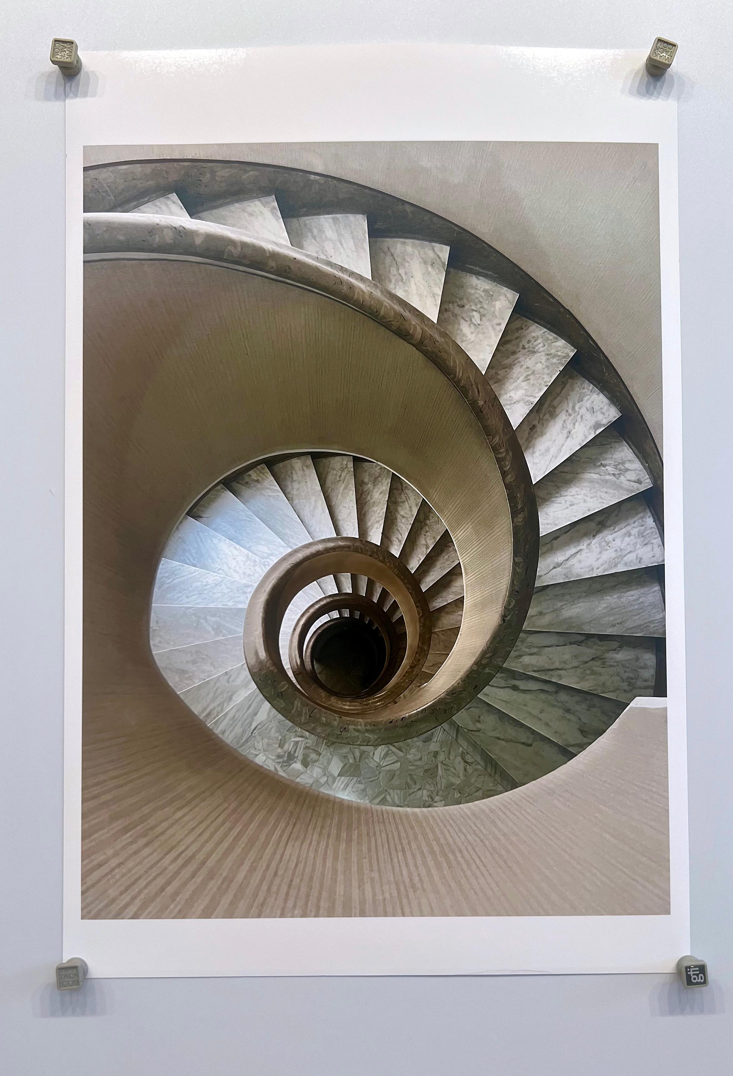 Für eine zeitgenössische Farbfotografie einer Wendeltreppe in Rom fängt Roberta Fineberg die symmetrische, zylindrische Abstraktheit eines Gebäudetreppenhauses in der Ewigen Stadt ein. Für ihre Städteserie reist RF häufig nach Europa, und Rom steht