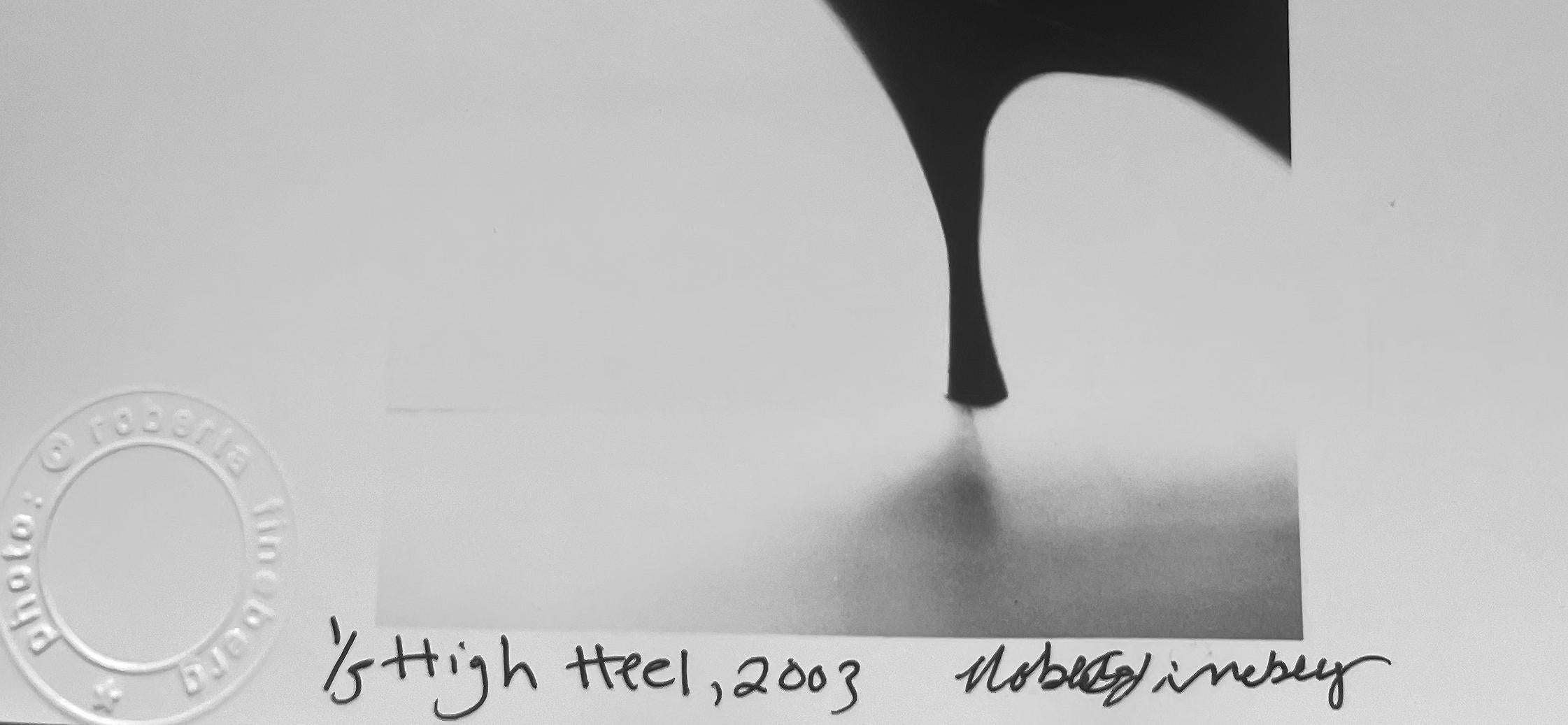 High Heel, Schwarz-Weiß-Fotografie eines Stileto Memento Mori mit hohem Absatz – Photograph von Roberta Fineberg