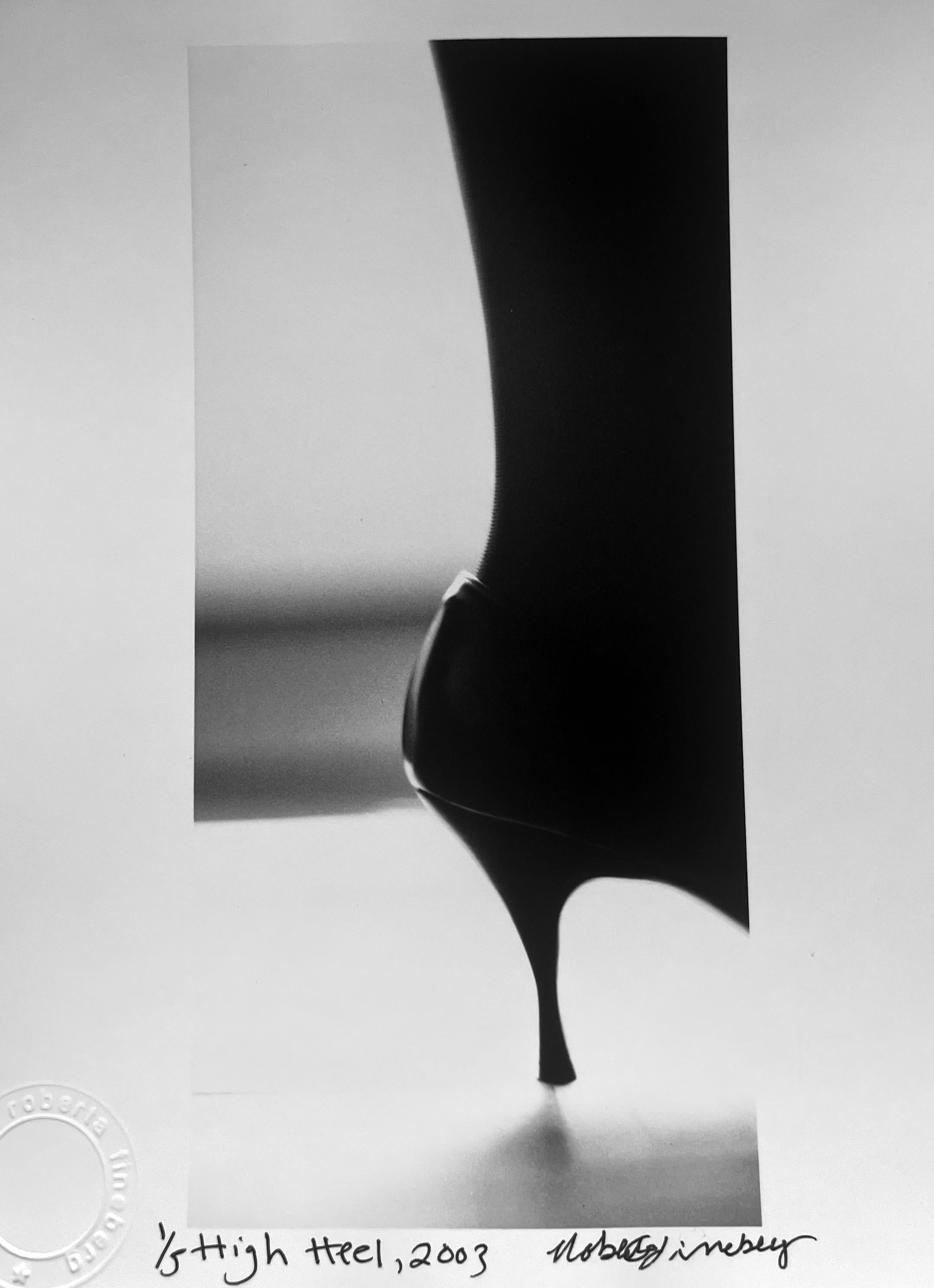 High Heel, Schwarz-Weiß-Fotografie eines Stileto Memento Mori mit hohem Absatz