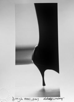 High Heel, Schwarz-Weiß-Fotografie eines Stileto Memento Mori mit hohem Absatz