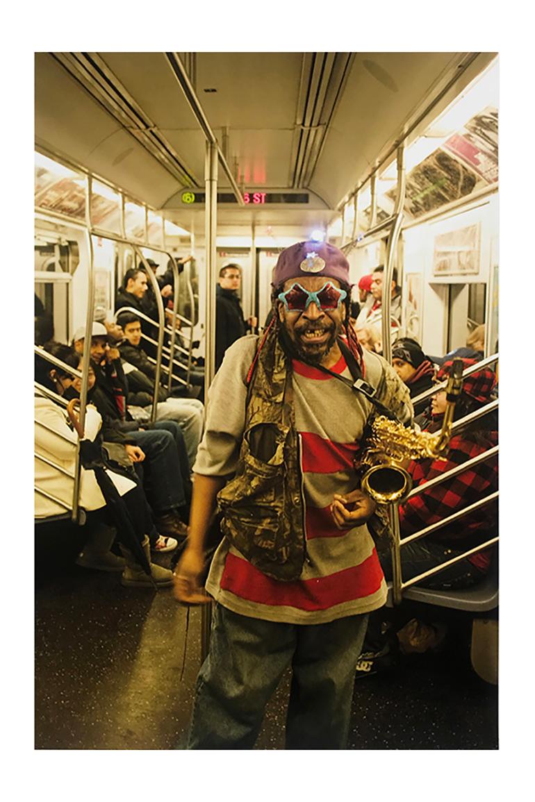 Subway Star, Street Photography New York City, Fotografie in limitierter Auflage (Braun), Portrait Photograph, von Roberta Fineberg