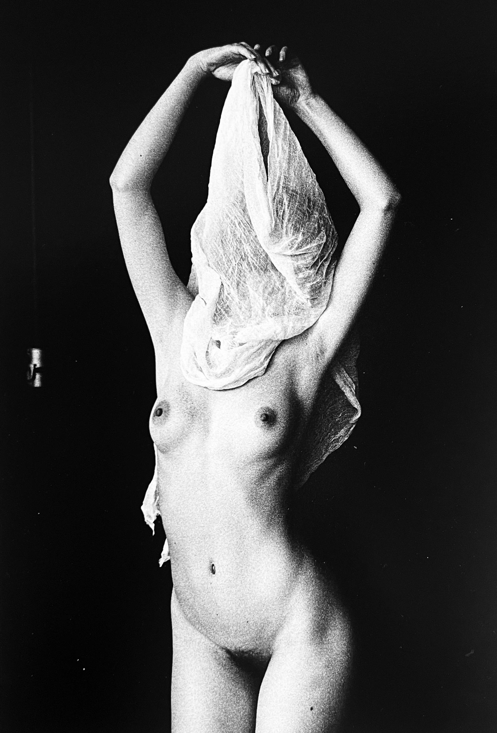 Triggerierte Schwarz-Weiß-Fotografie eines weiblichen Aktes in New York City – Photograph von Roberta Fineberg