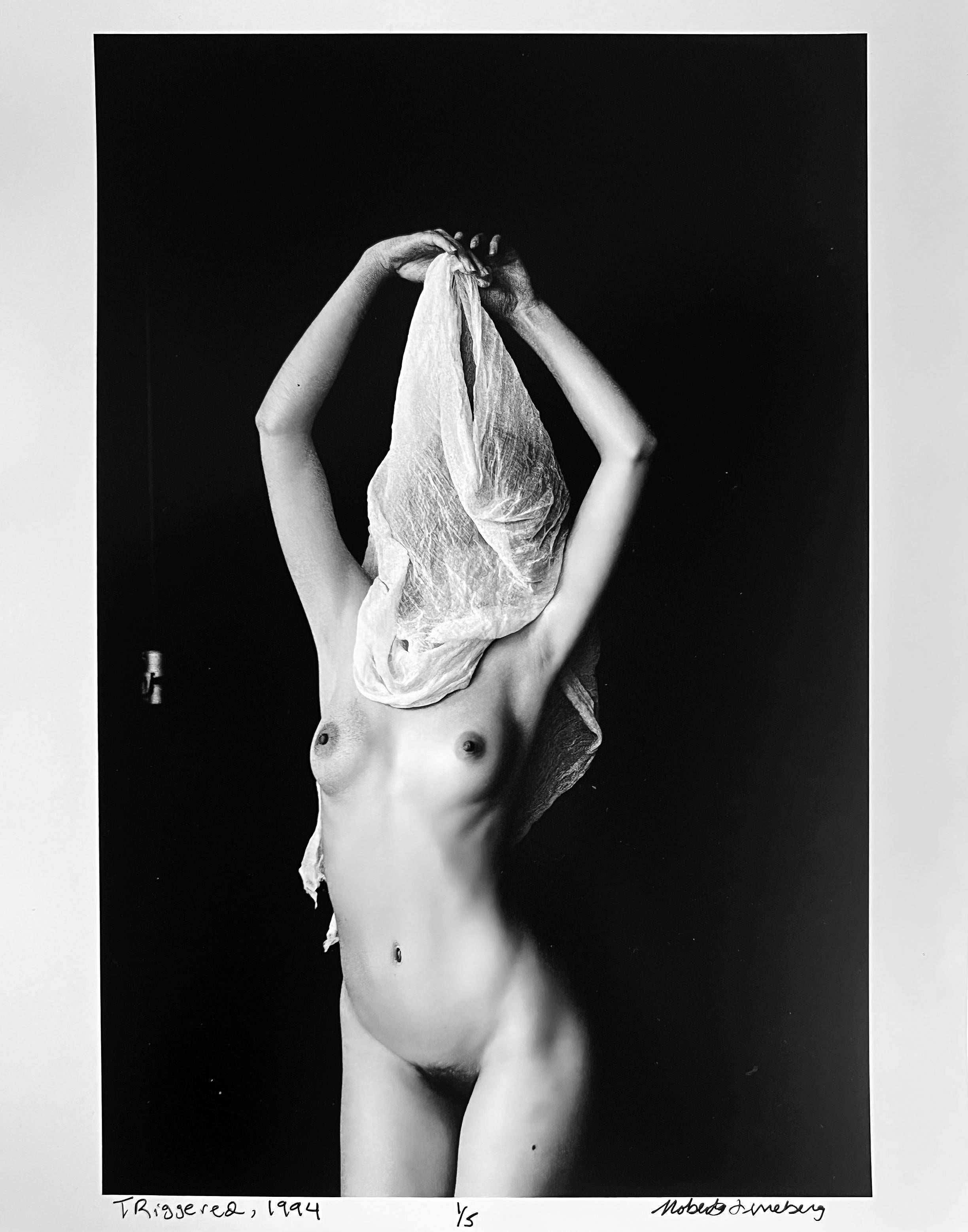 Triggerierte Schwarz-Weiß-Fotografie eines weiblichen Aktes in New York City (Zeitgenössisch), Photograph, von Roberta Fineberg