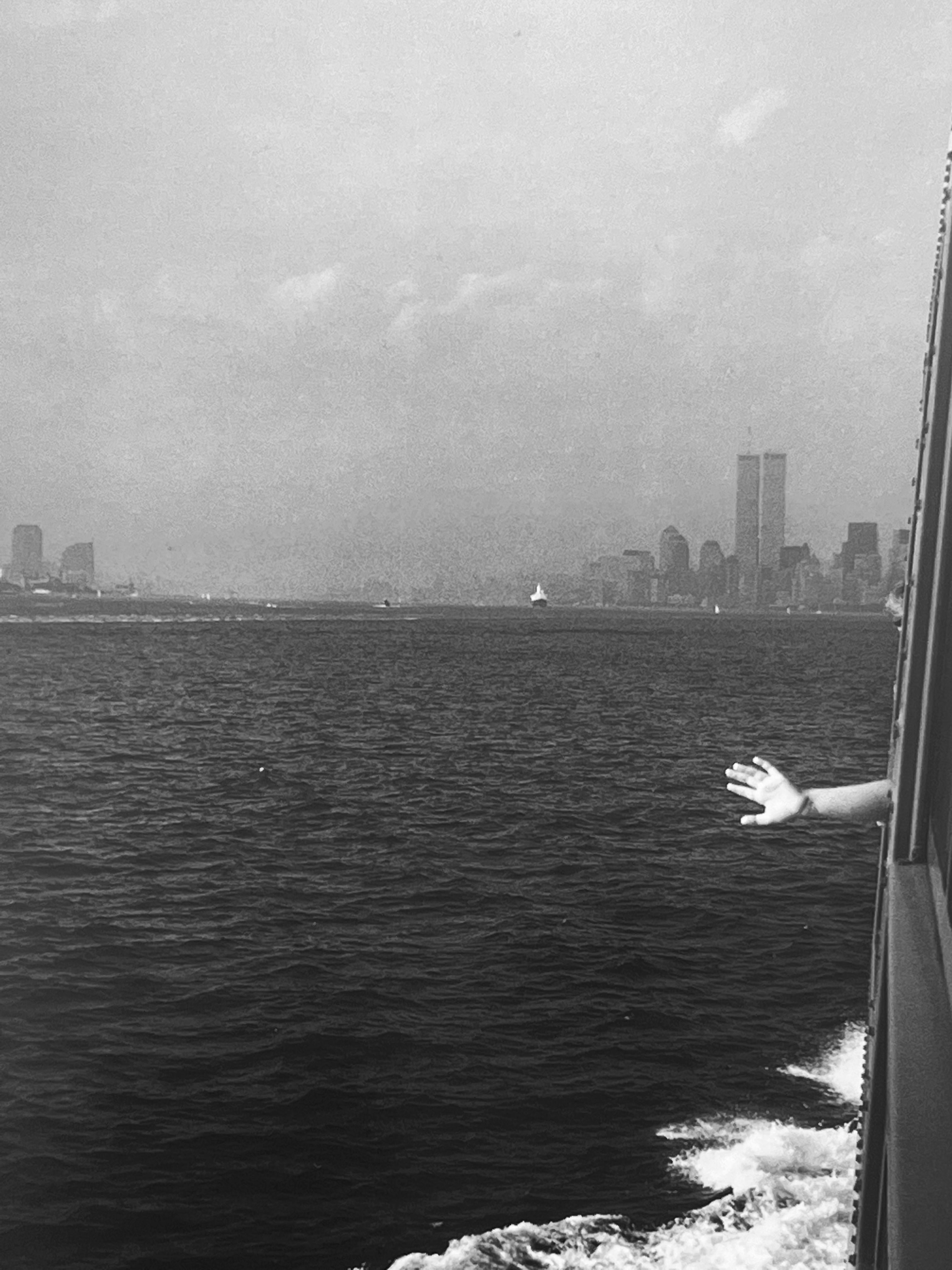 Goodbye Wave Goodbye, Schwarz-Weiß-Fotografie aus der Staten Island Ferry, New York – Photograph von Roberta Fineberg