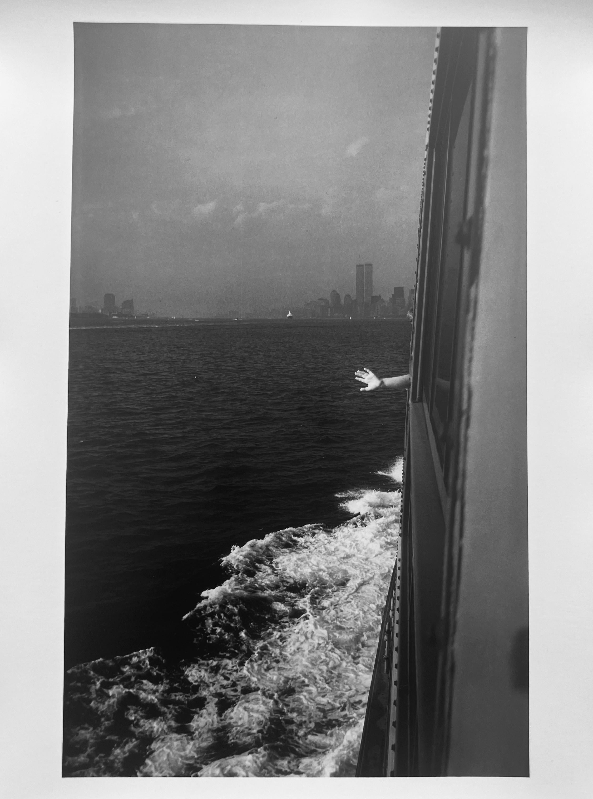 Goodbye Wave Goodbye, Schwarz-Weiß-Fotografie aus der Staten Island Ferry, New York (Zeitgenössisch), Photograph, von Roberta Fineberg