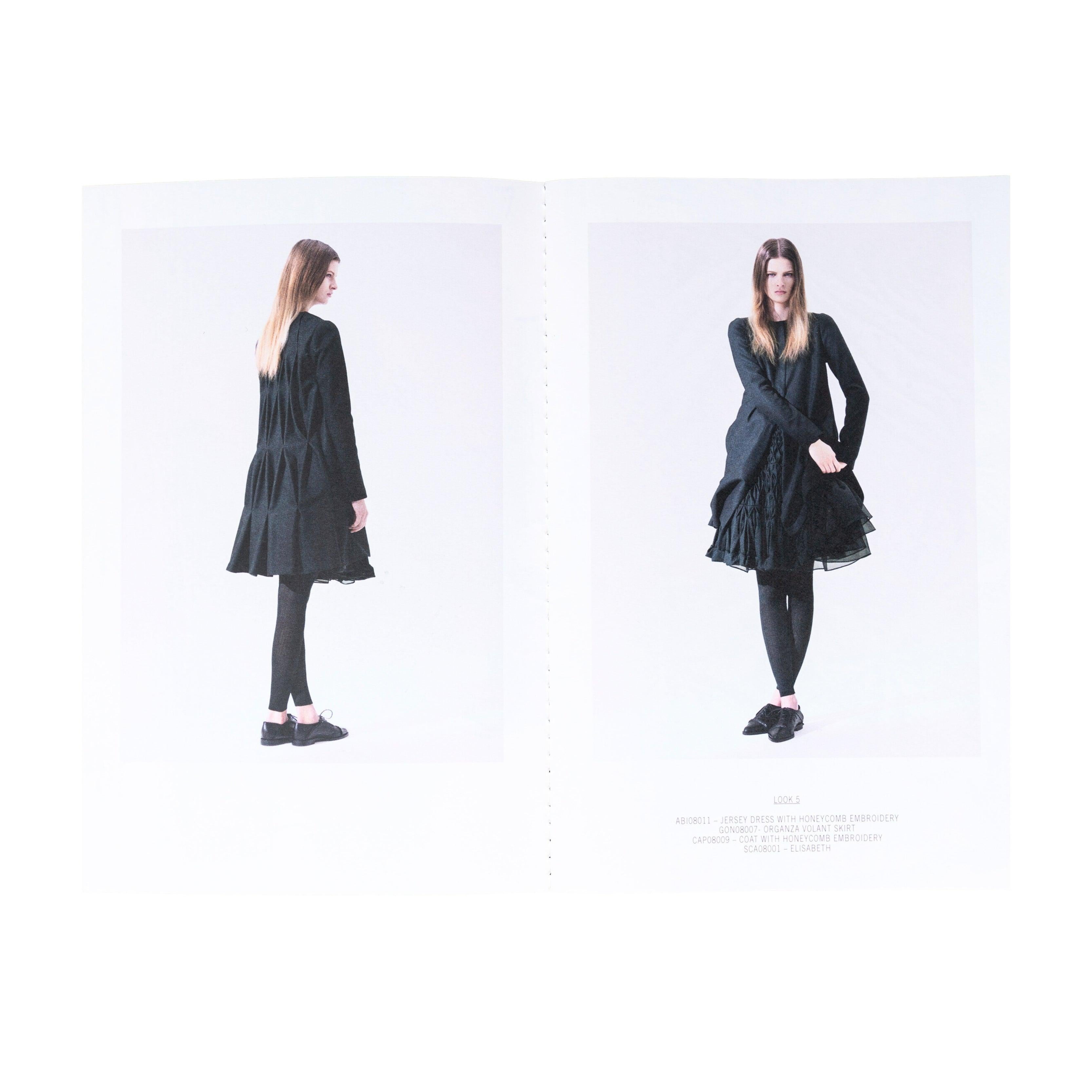 Realizzato in lana al 100% con una lussuosa fodera in seta, questo cappotto presenta un'esclusiva schiena plissettata a nido d'ape, che mette in evidenza l'uso caratteristico della geometria da parte dello stilista. Completa il look con il collo