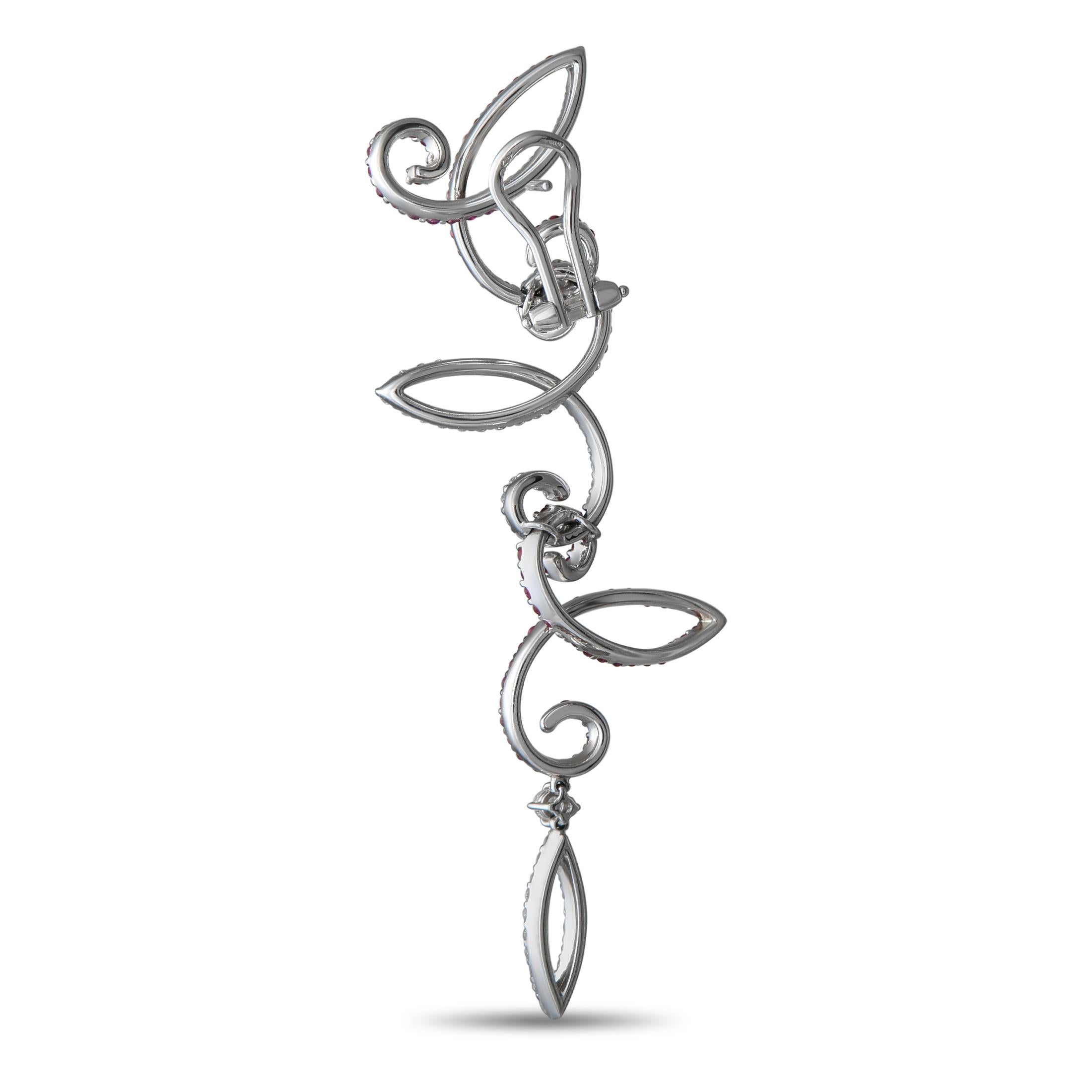 Diese Ohrringe von Roberta Porrati haben ein unglaublich dynamisches Design. Anmutig geschwungene Glieder aus 18 Karat Weißgold sind bei diesen makellos gefertigten Ohrringen kunstvoll aneinandergereiht. Rubin-Edelsteine mit einem Gesamtgewicht von