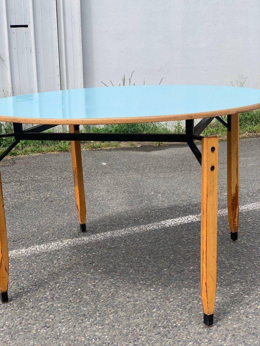 Runder Tisch von Roberto Aloi, himmelblaues Formica
Architekt und designierter zeitgenössischer Italiener von Carlo Mollino.
Seine Möbel sind selten, da sie nur in sehr geringem Umfang hergestellt wurden, hauptsächlich als Auftragsarbeiten für