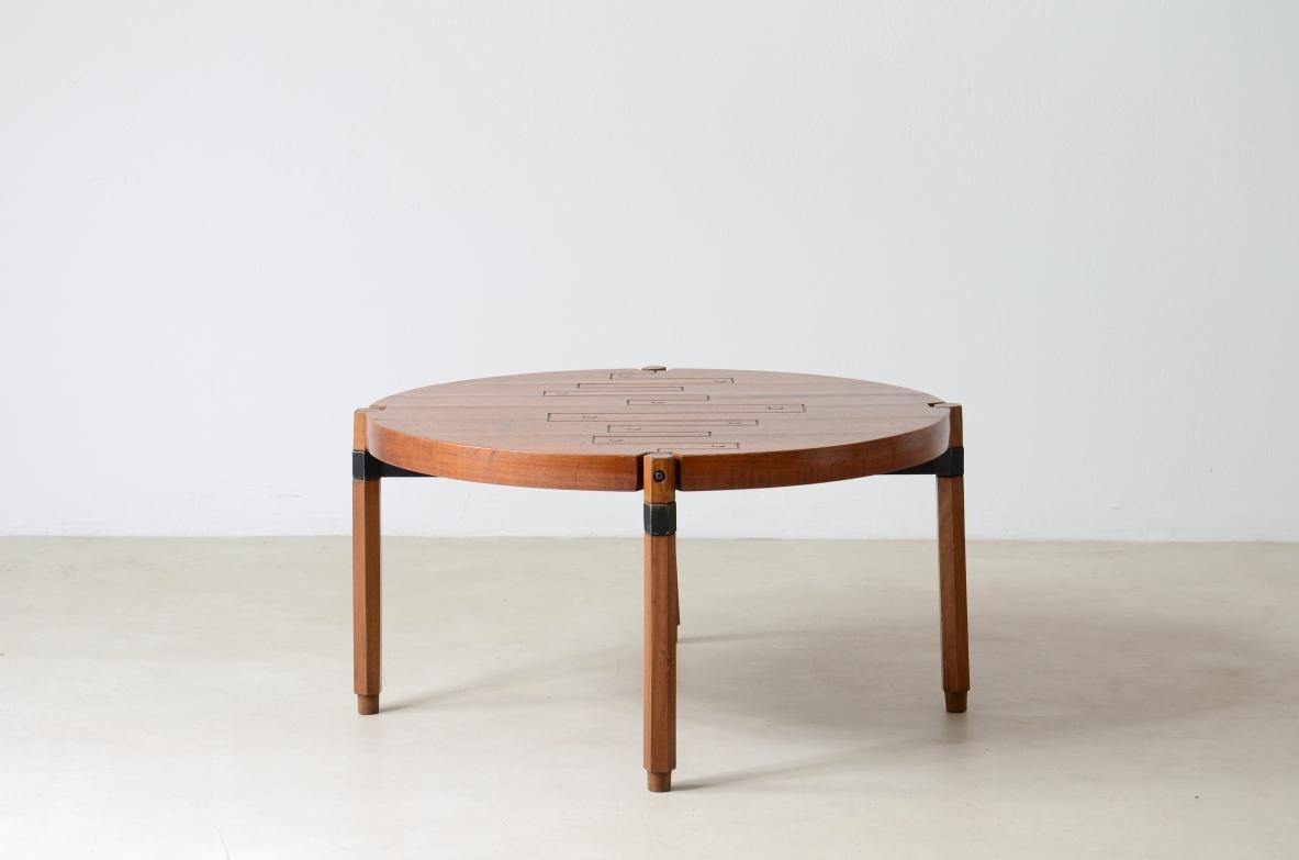 COD-XX5
Roberto Aloi (1897-1981)

Table basse en bois avec un design géométrique sculpté à la main et une structure en fer.

Fabrication italienne, vers 1960.

diam 85 h 45 cm