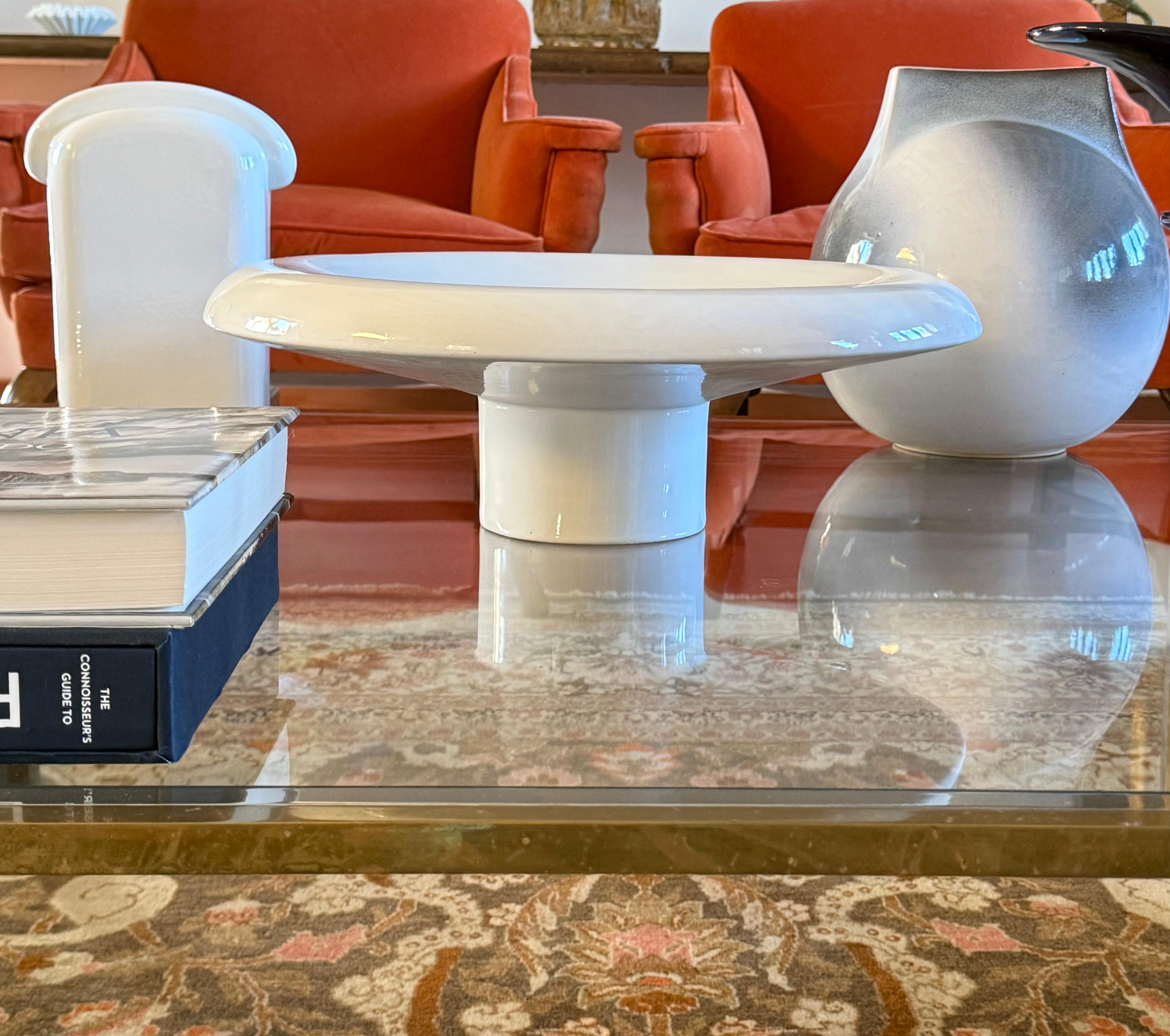 Roberto Arioli, space age white centerpiece / tray, Gabbianelli Italy ca. 1970 In Good Condition In Firenze, IT
