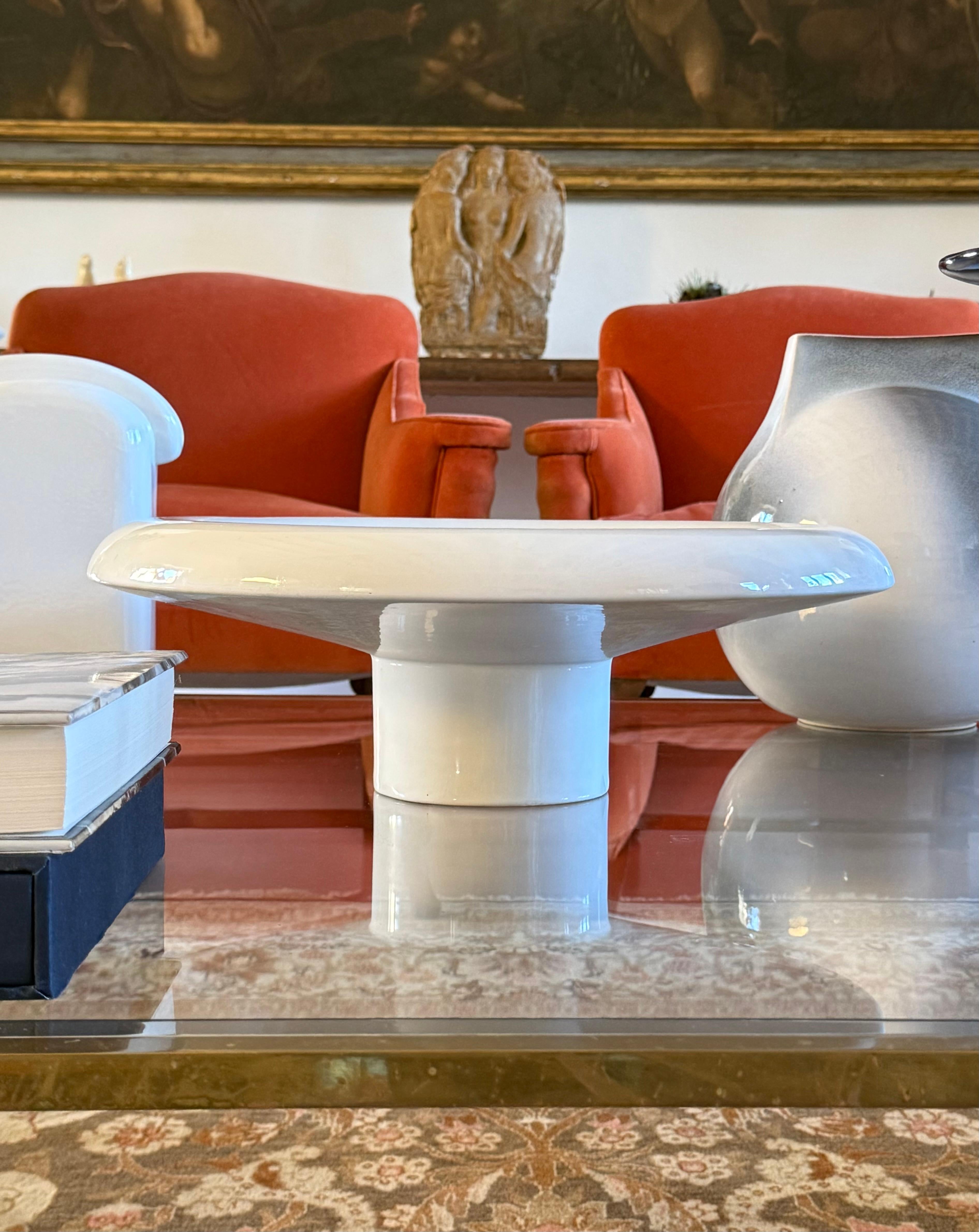 Late 20th Century Roberto Arioli, space age white centerpiece / tray, Gabbianelli Italy ca. 1970