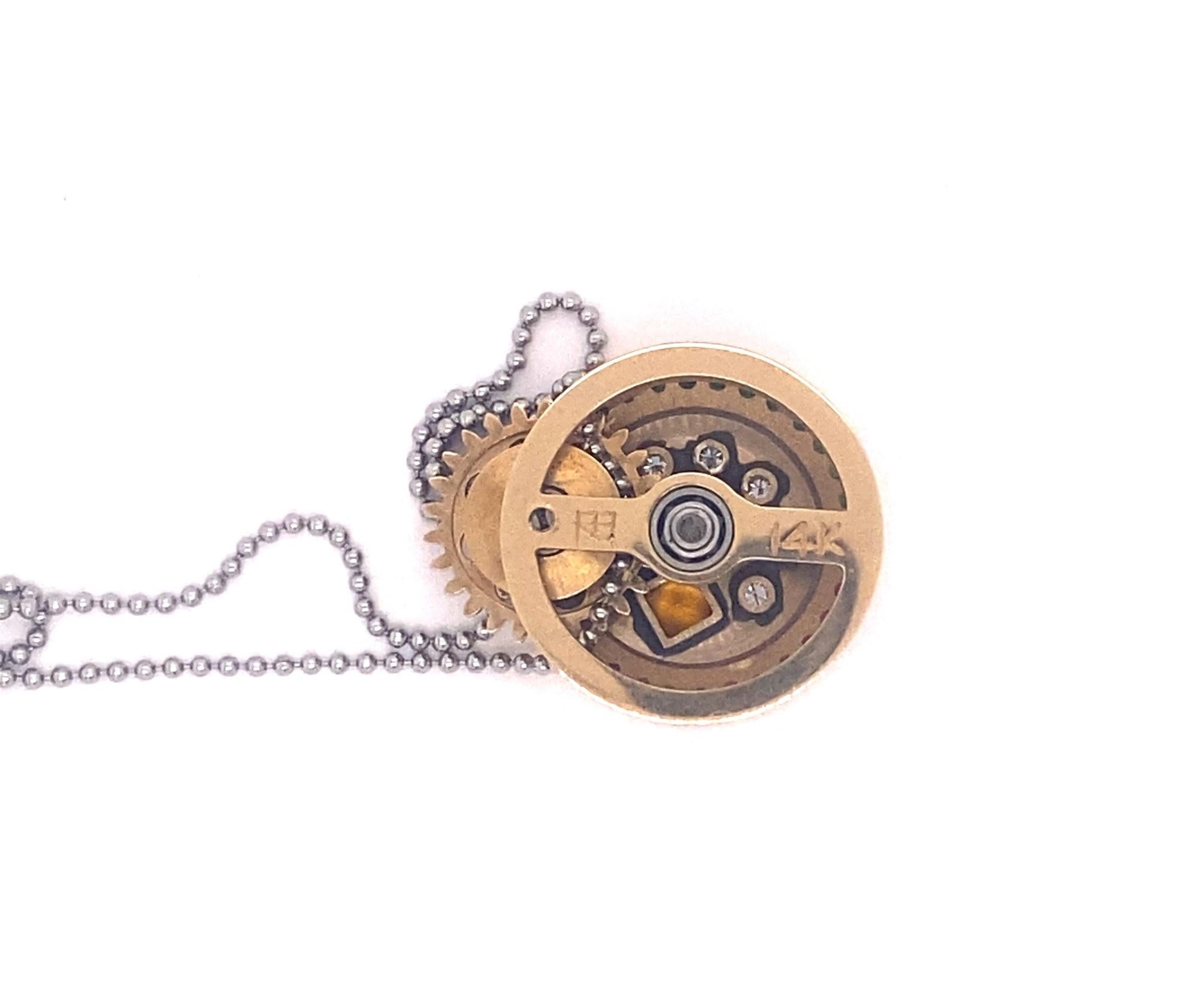 Roberto Brun: 14 Karat Gold Halskette mit mechanischem Rubin-Smaragd-Diamant-Anhänger im Zustand „Hervorragend“ im Angebot in Woodland Hills, CA