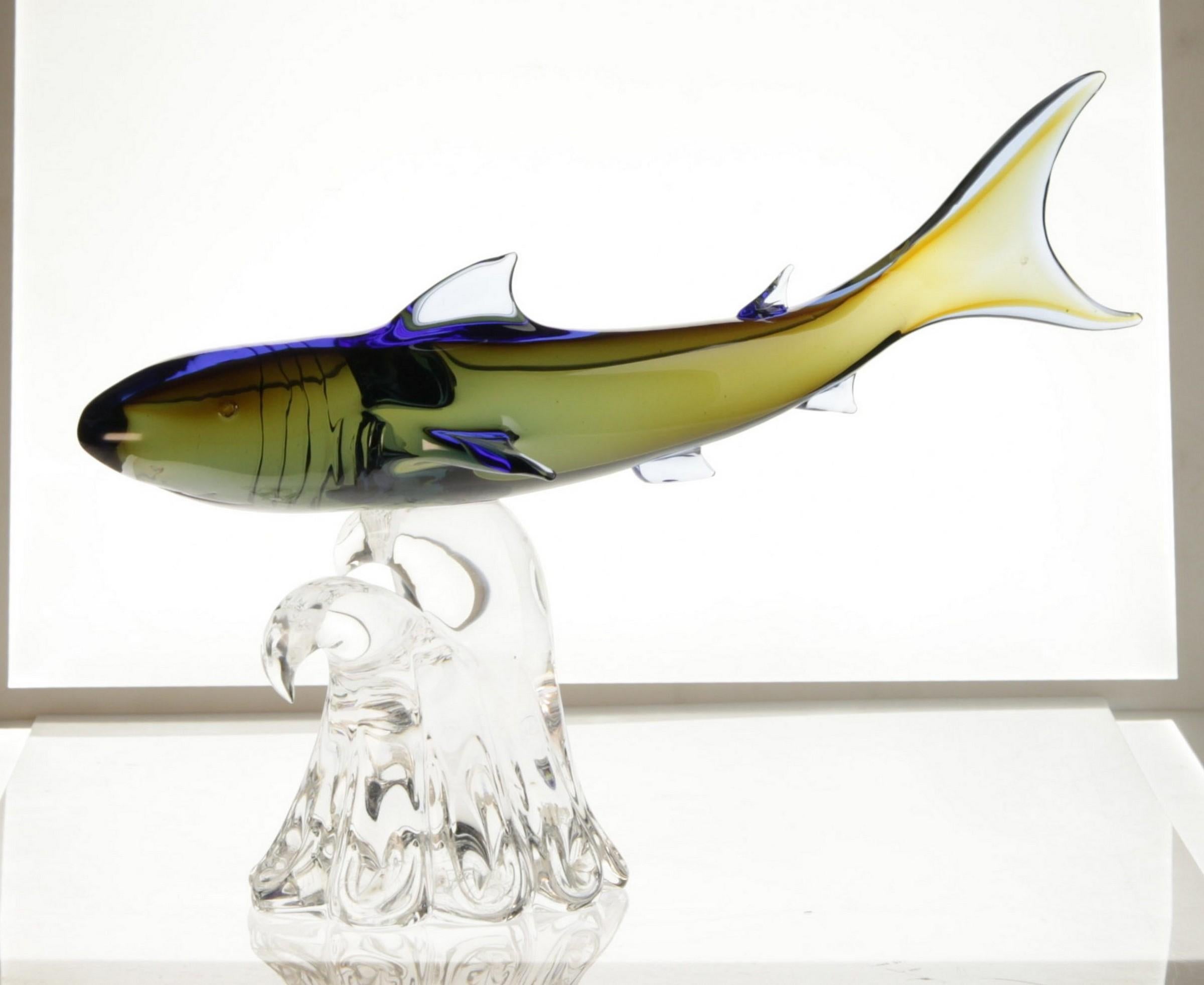 Moderne Roberto Camozzo pour Wyland, requin chasseur sur un socle, verre de Murano, années 1990, signé en vente