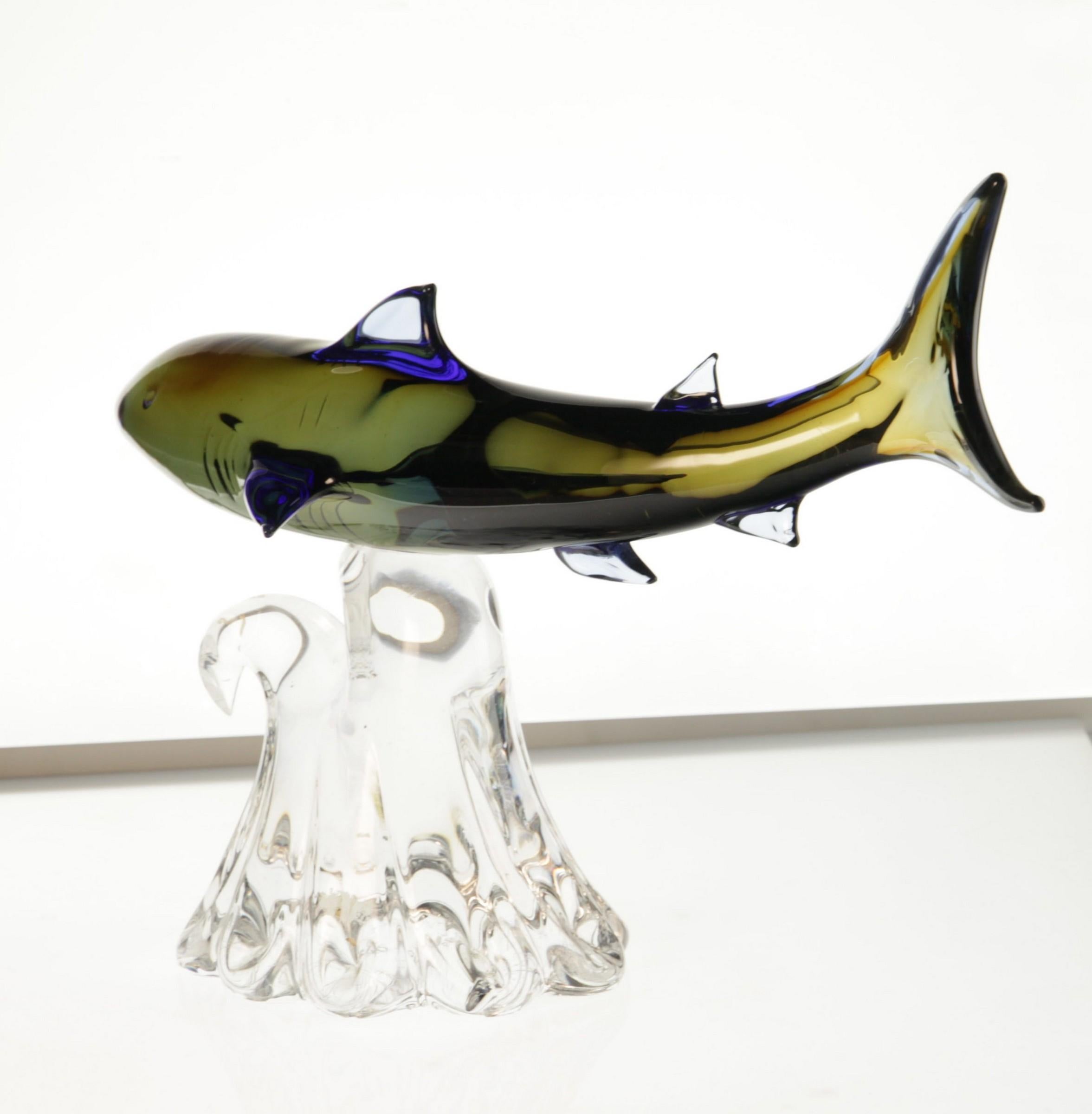 Fin du 20e siècle Roberto Camozzo pour Wyland, requin chasseur sur un socle, verre de Murano, années 1990, signé en vente