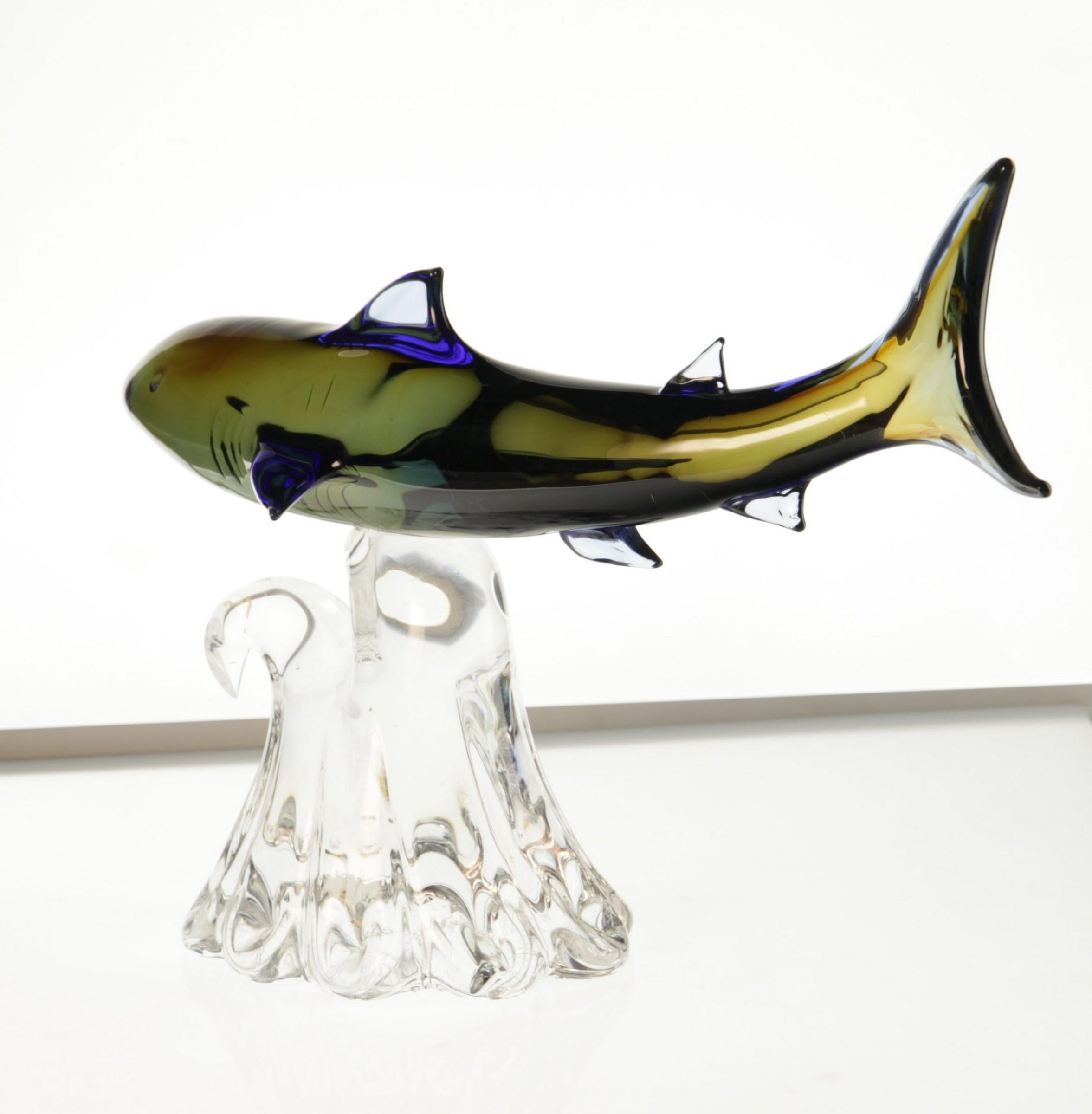Verre d'art Roberto Camozzo pour Wyland, requin chasseur sur un socle, verre de Murano, années 1990, signé en vente