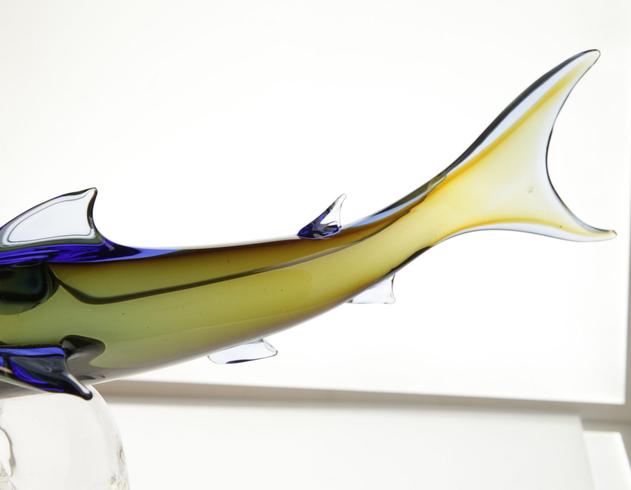 Roberto Camozzo pour Wyland, requin chasseur sur un socle, verre de Murano, années 1990, signé en vente 1