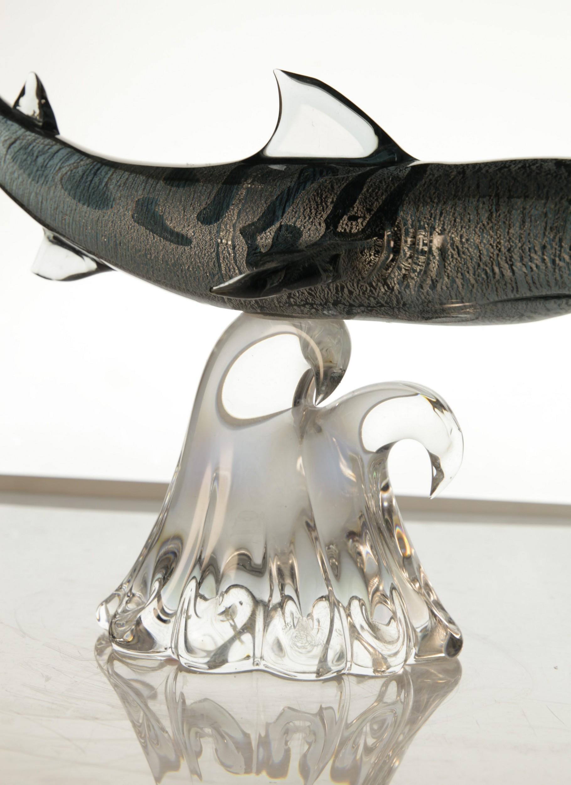 Roberto Camozzo for Wyland, Tiger Hunting Shark on Base Murano Glass 90s, Signed For Sale 1