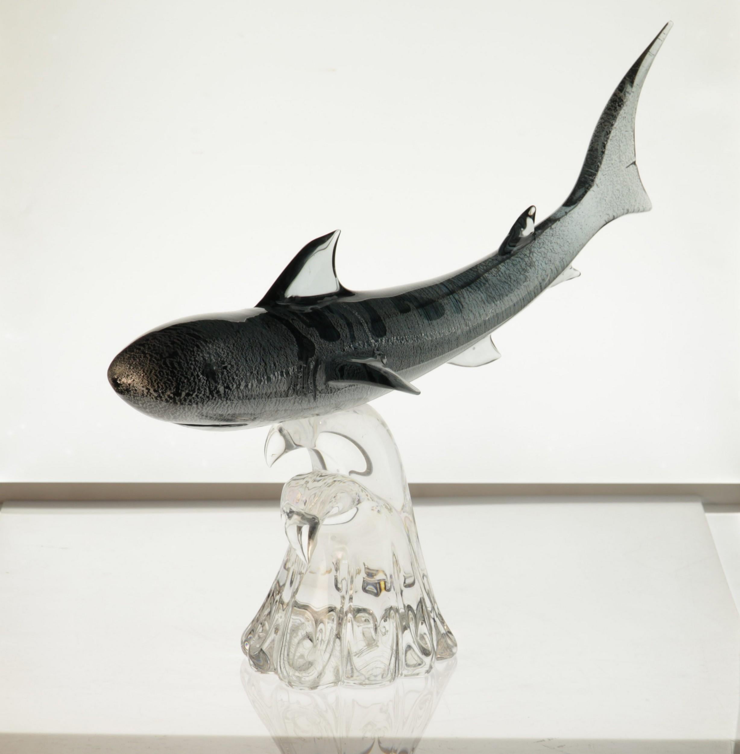Roberto Camozzo for Wyland, Tiger Hunting Shark on Base Murano Glass 90s, Signed For Sale 2