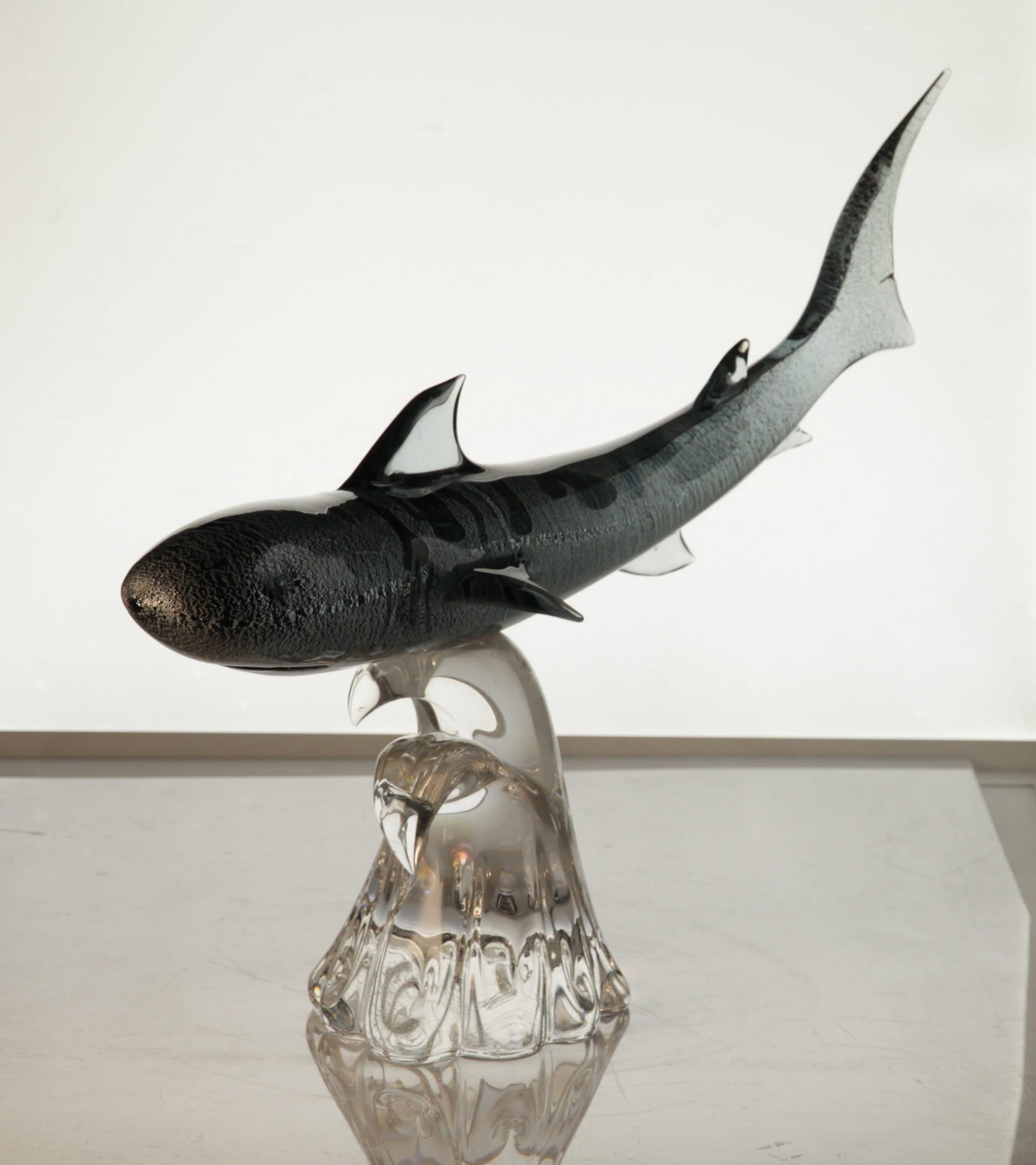 Roberto Camozzo for Wyland, Tiger Hunting Shark on Base Murano Glass 90s, Signed For Sale 3