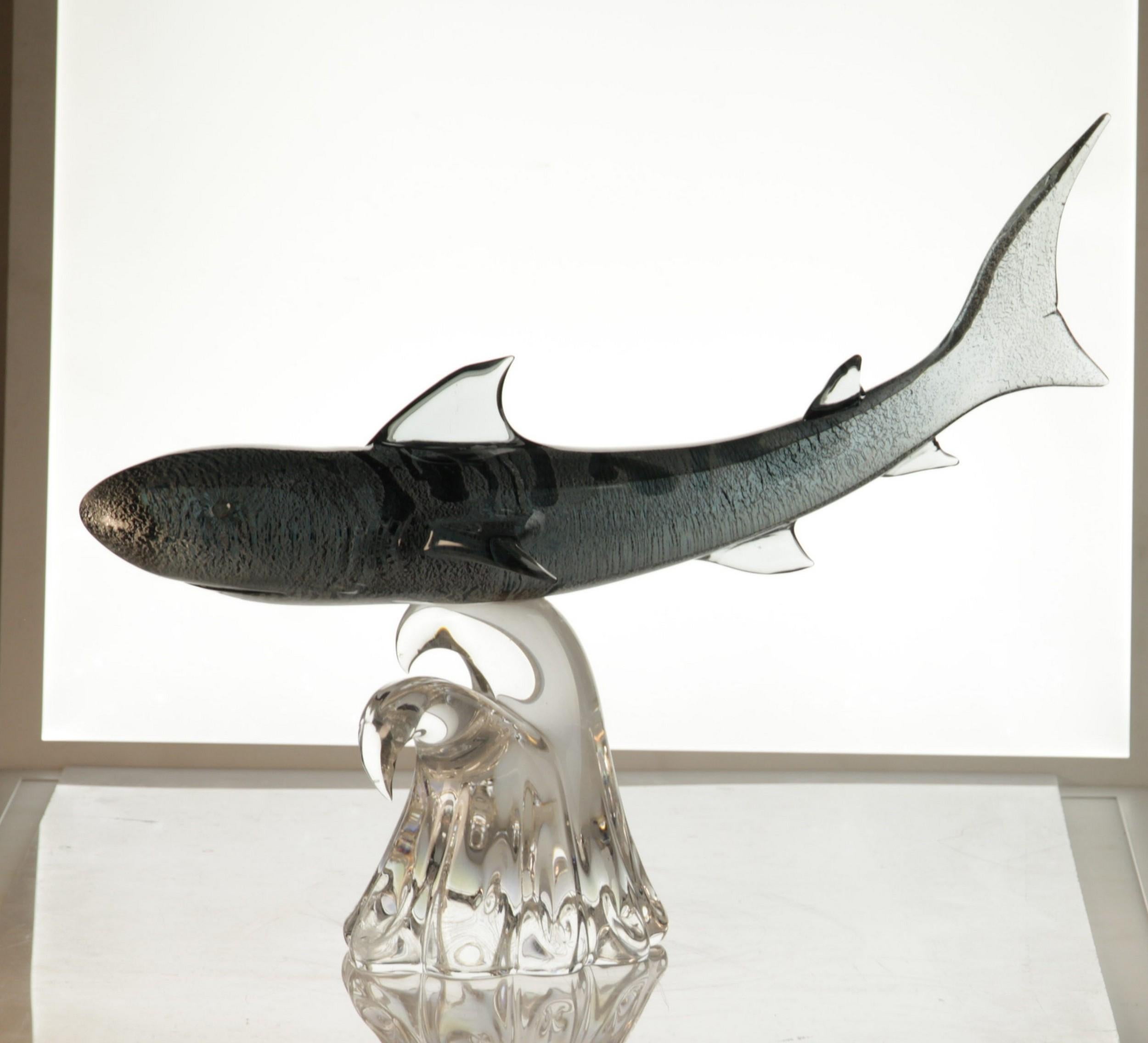 Roberto Camozzo for Wyland, Tiger Hunting Shark on Base Murano Glass 90s, Signed For Sale 5