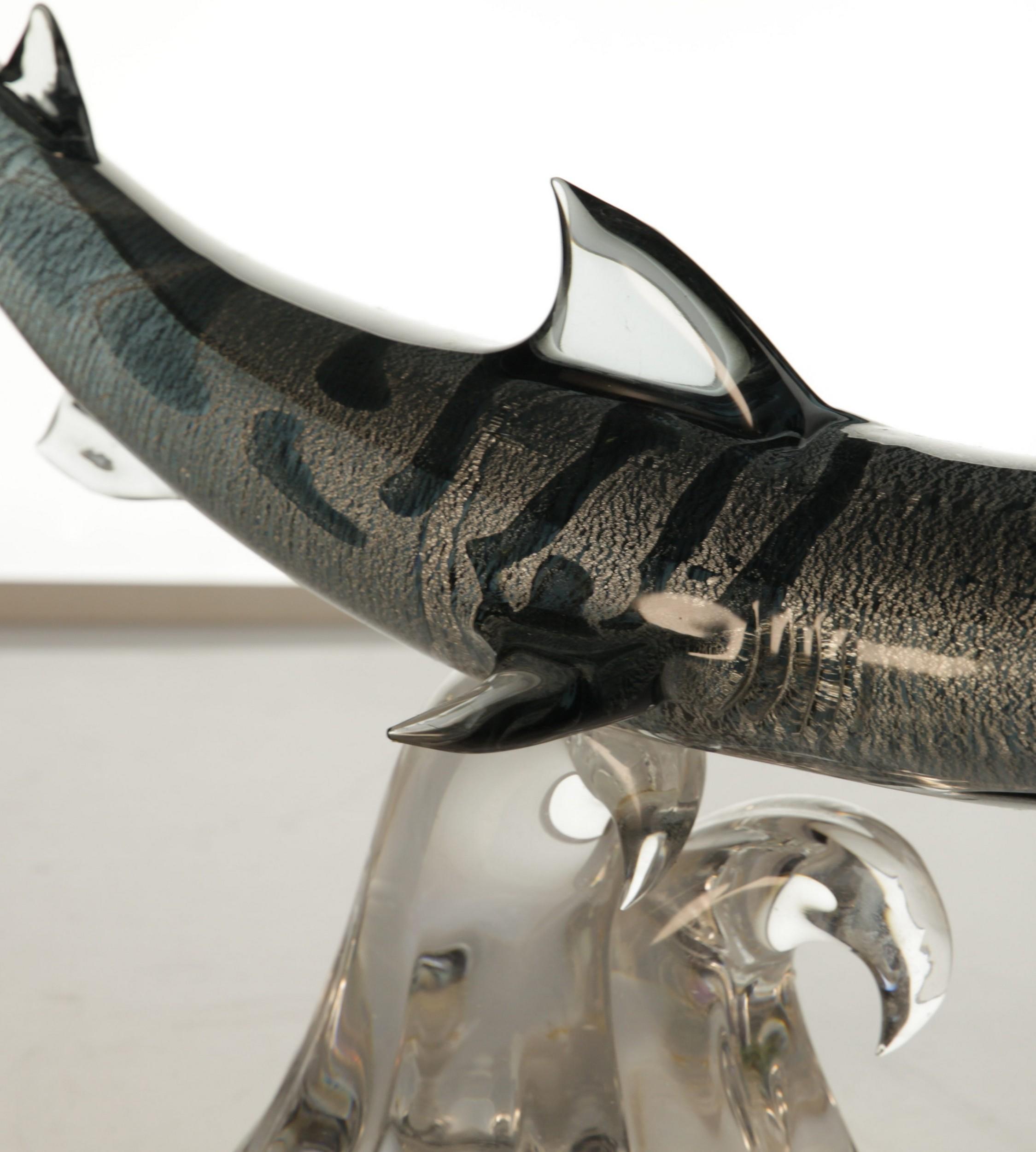 Roberto Camozzo for Wyland, Tiger Hunting Shark on Base Murano Glass 90s, Signed For Sale 10
