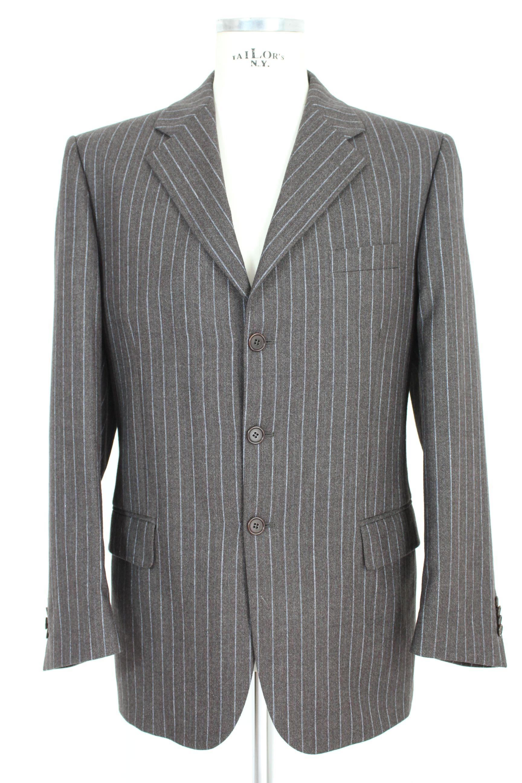 Roberto Capucci classic 90s vintage men's pants suit . Jacket and pinstriped trousers , color brown and light blue. 100% wool . Made in Italy. Excellent vintage condition.

Size: 52 It 42 Us 42 Uk

Shoulder: 52 cm 
Chest / Chest: 58 cm 
Sleeve: 64