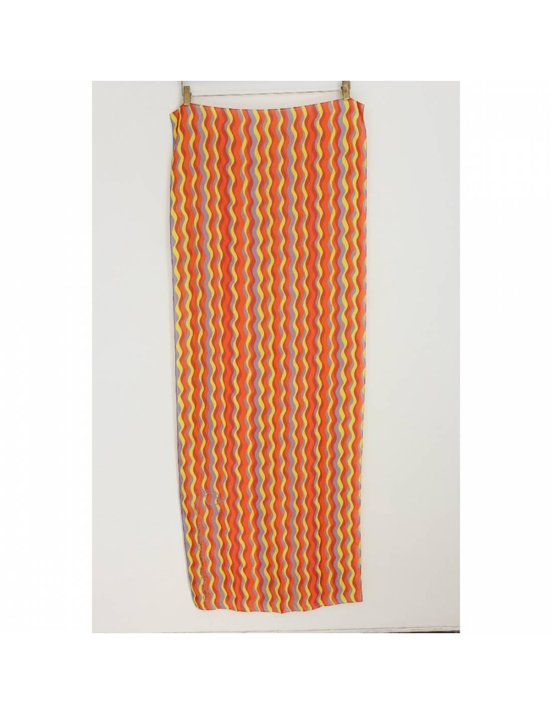 Roberto Capucci Vintage-Schal aus Polyester mit abstrakten Motiven in warmen Farbtönen. 1980s. Hergestellt in Italien. Ausgezeichneter Vintage-Zustand

  Maße: 51 cm x 136 cm