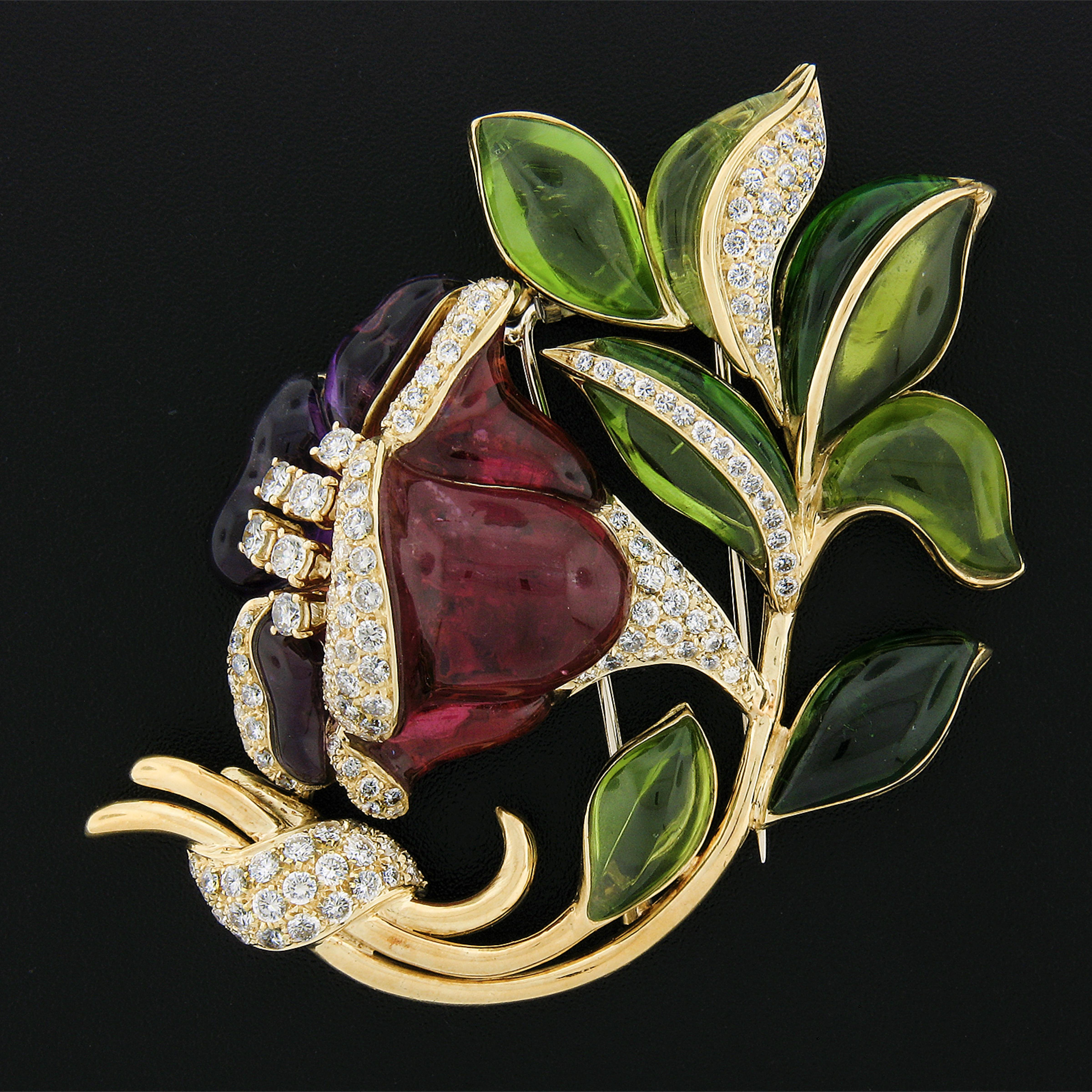 Aquí tenemos un broche absolutamente impresionante y original, elaborado en oro amarillo macizo de 18 quilates y diseñado por Roberto Casarin. La magnífica flor de rosa está estructurada con turmalina rosa y amatista morada talladas a medida, y