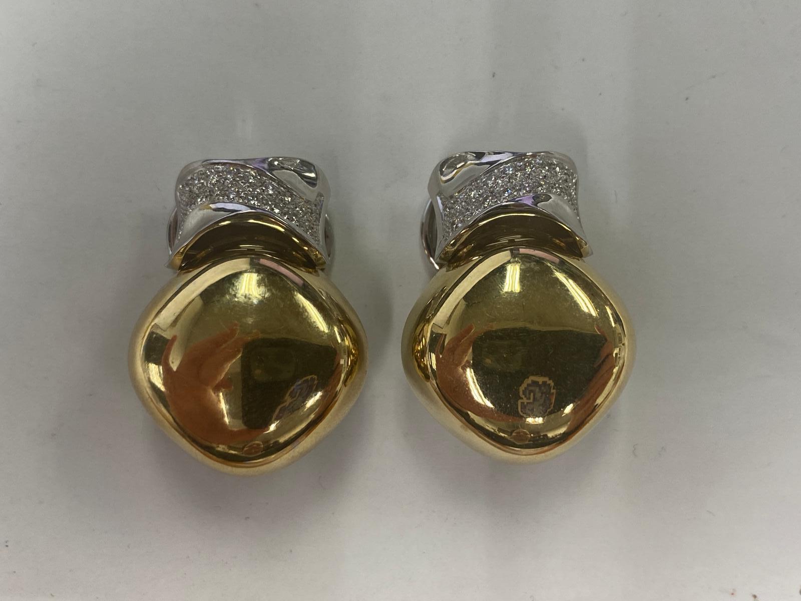 Roberto Casarin 18k Two Tone Gold 0.70 ct Diamond Drop Clip-On Earrings

Gorgeous Two-Tone Clip-On Earrings by Roberto Casarin
Feature Appx .70 ct of Diamonds in White Gold Upper Part
Lower Part is Yellow Gold
Total Length = Appx 30 mm
Total Mass =
