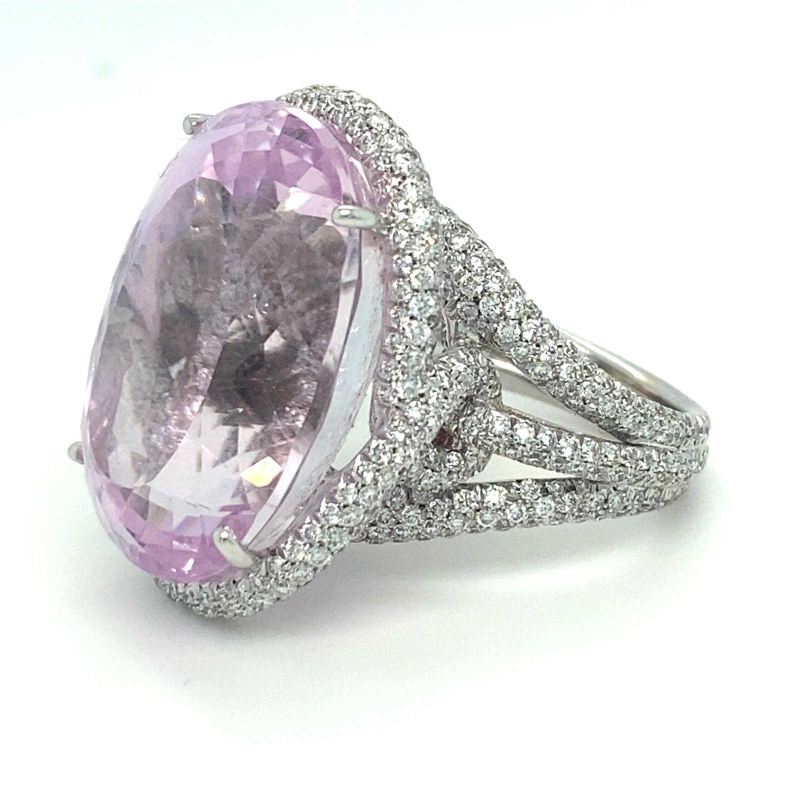 Ausstattung 2 Ohrringe aus Weißgold, Kunzit und Diamant + 1 Ring aus Weißgold, Kunzit und Diamant

Ohrringe
Kunzit Satz 18k Weißgold
Diamanten: Gesamtkaratgewicht ca. 6,70 ct
Abmessungen der Kunzite: 15,8 x 20,8 x 11,1 mm und 15,6 x 20,5 x 10,7